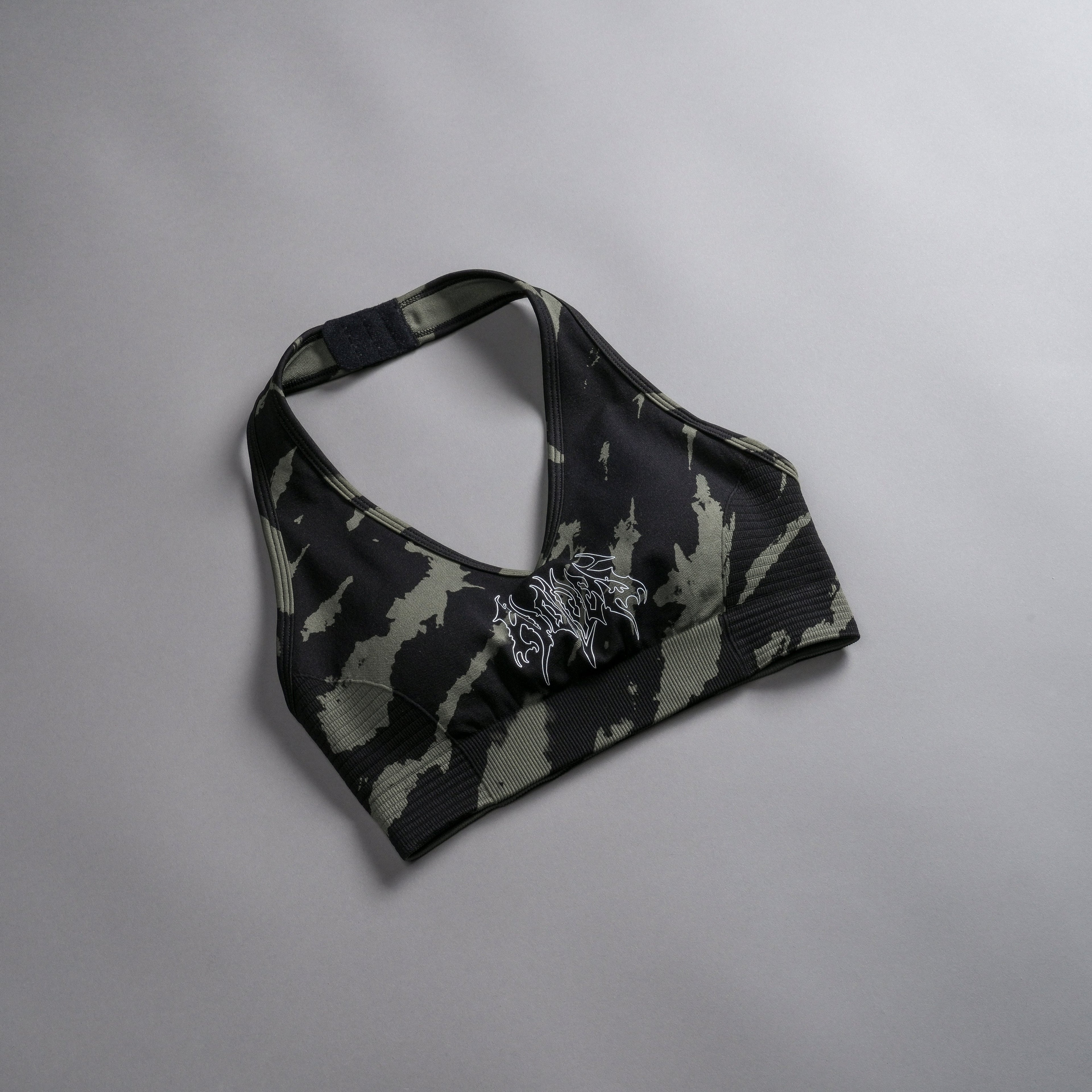 Why Wait "Everson Seamless" Valencourt Halter Bra in Pine Green/Black Native Camo — imagem 9
