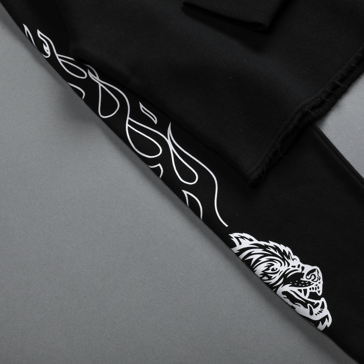 Eternal Flame Raglan (Cropped) Crewneck in Black - imagem 10