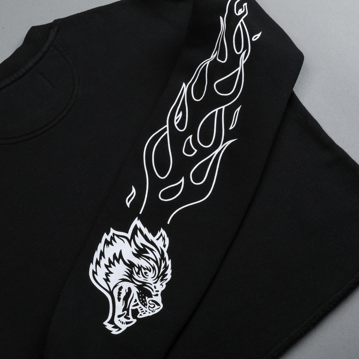 Eternal Flame Raglan (Cropped) Crewneck in Black - imagem 11