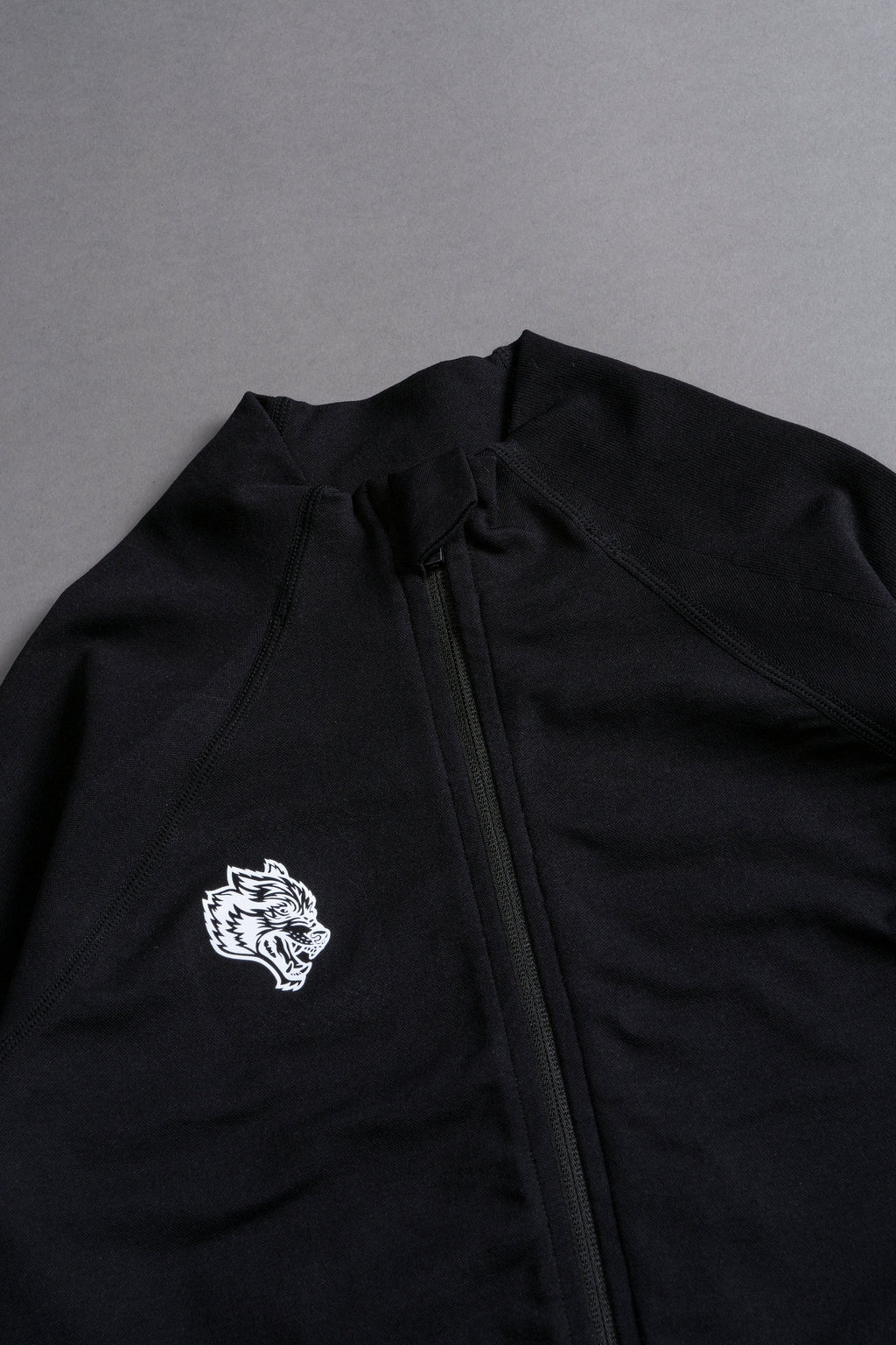 Single Wolf "Everson Seamless" Yasmin S/S Zip Top in Black — imagem 10