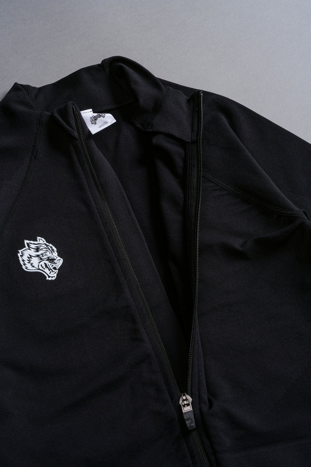 Single Wolf "Everson Seamless" Yasmin S/S Zip Top in Black — imagem 6