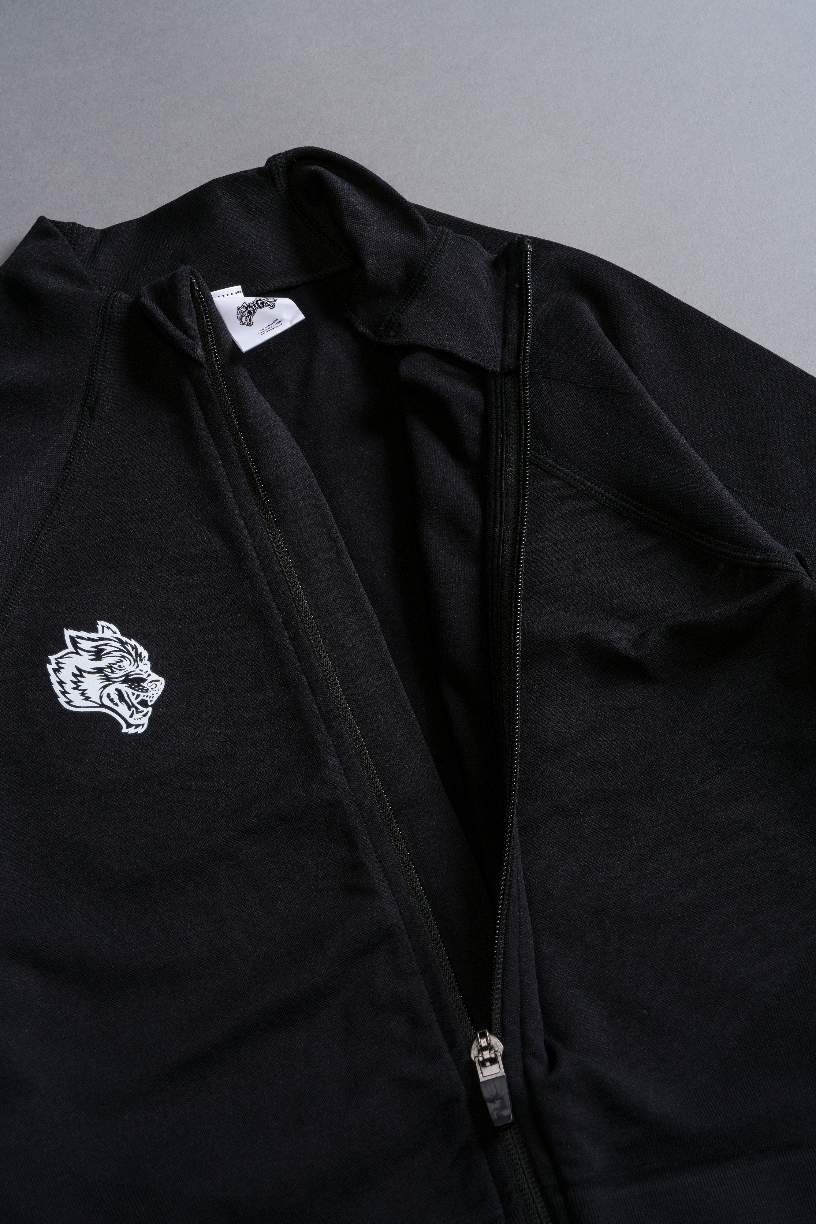 Single Wolf "Everson Seamless" Yasmin S/S Zip Top in Black — imagem 6