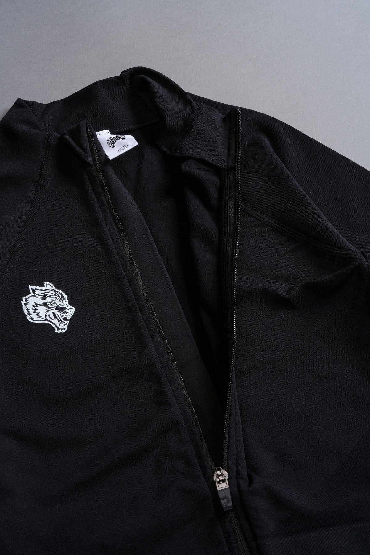 Single Wolf "Everson Seamless" Yasmin S/S Zip Top in Black - imagem 6