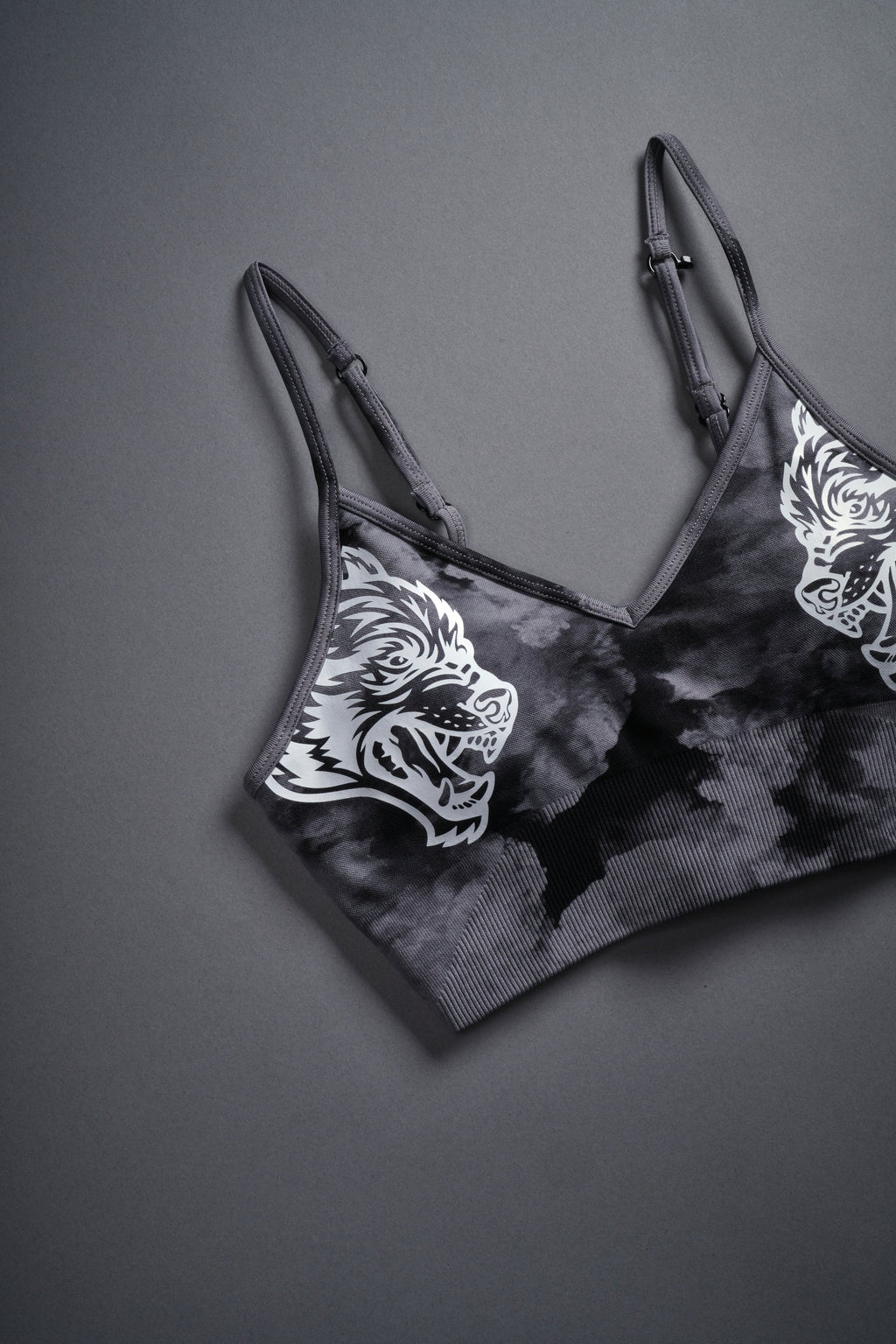 Dual Wolf Chopper "Everson Seamless" Sports Bra in Black Ghost Clouds - imagem 8