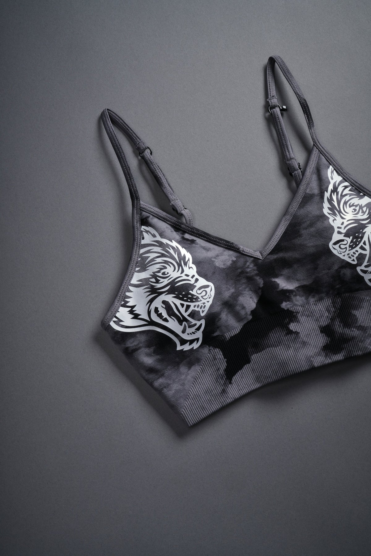 Dual Wolf Chopper "Everson Seamless" Sports Bra in Black Ghost Clouds - imagem 8