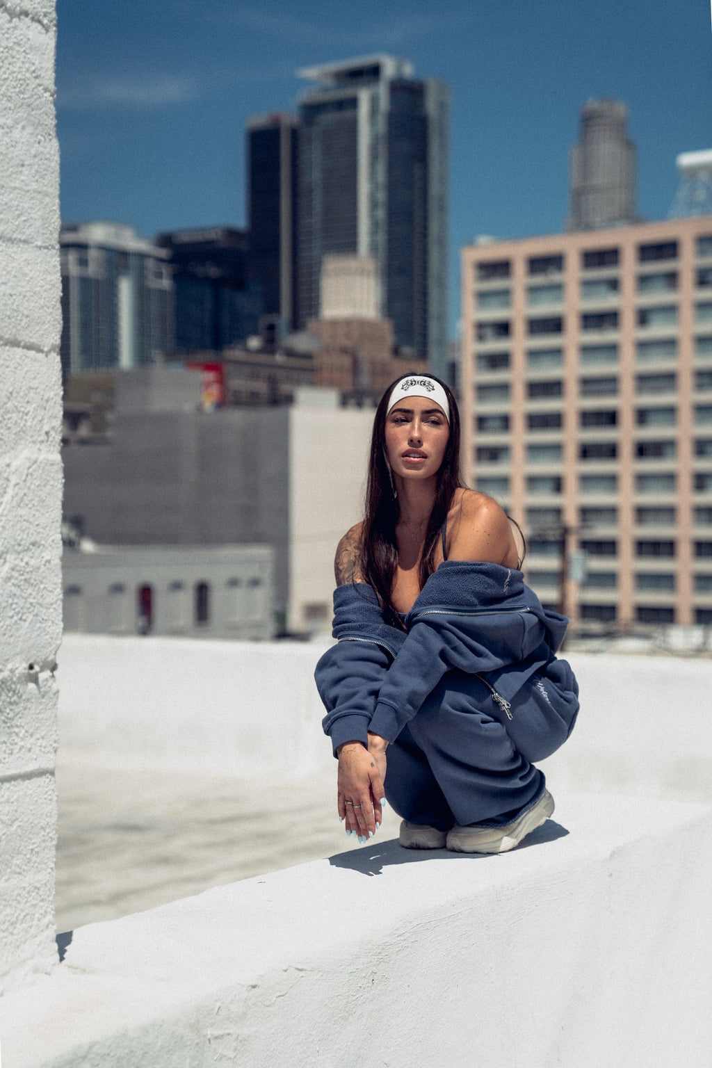 Cursive Wolves Premium Big Cozy Sweats in Washed Denim — imagem 11