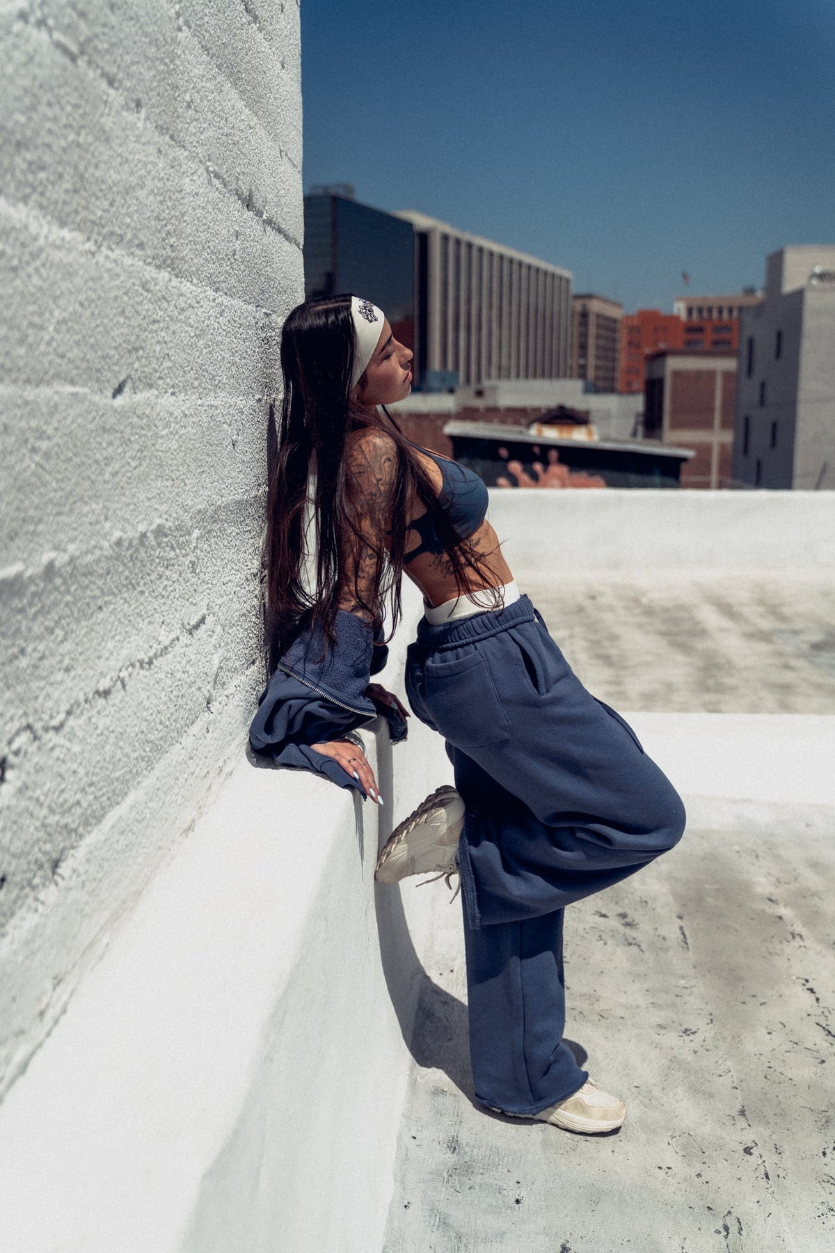 Cursive Wolves Premium Big Cozy Sweats in Washed Denim — imagem 12