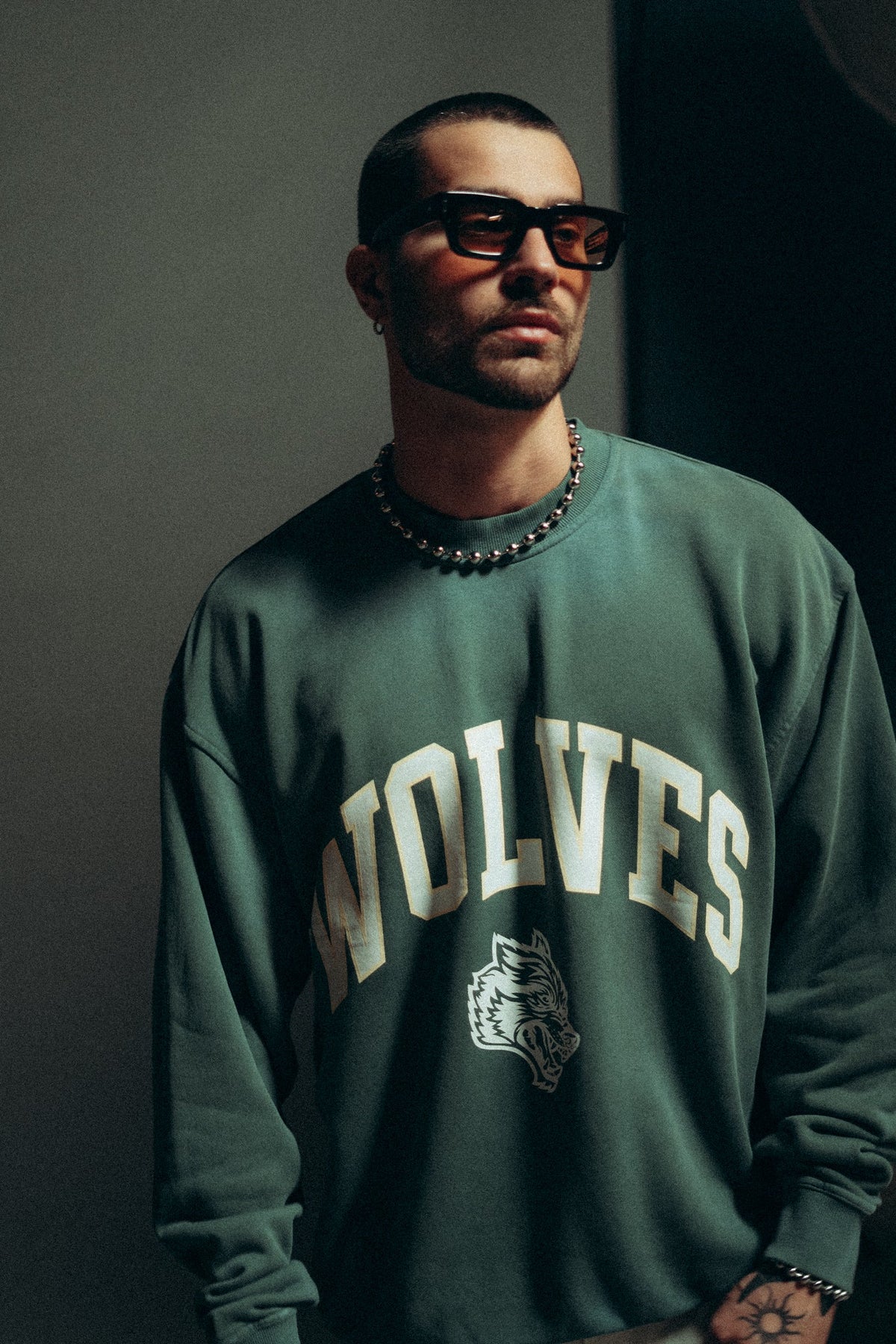 Loyalty London Unisex Crewneck in Hunter Green Driftwash - imagem 2