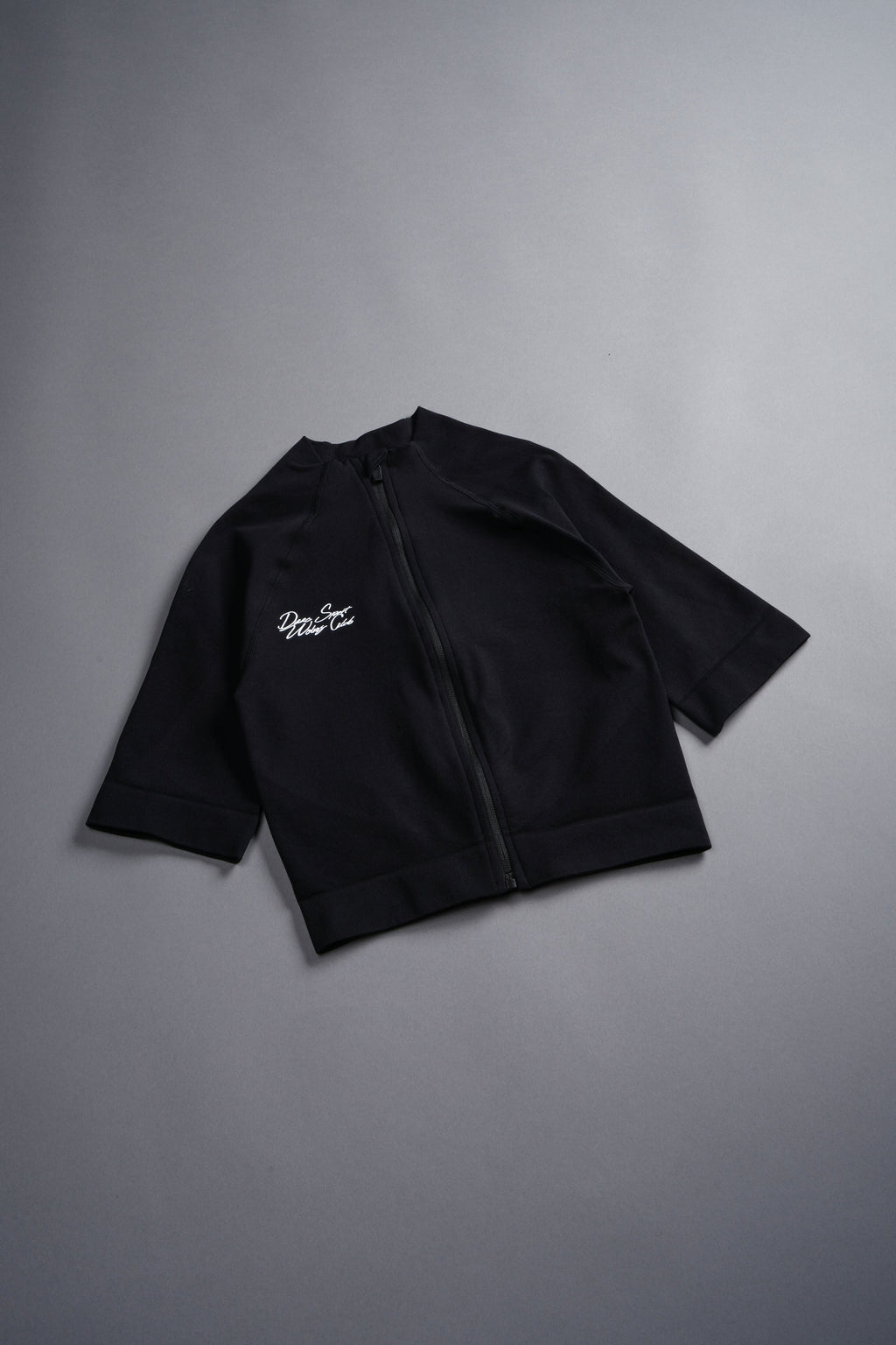 Written In Stone "Everson Seamless" Yasmin S/S Zip Top in Black — imagem 10