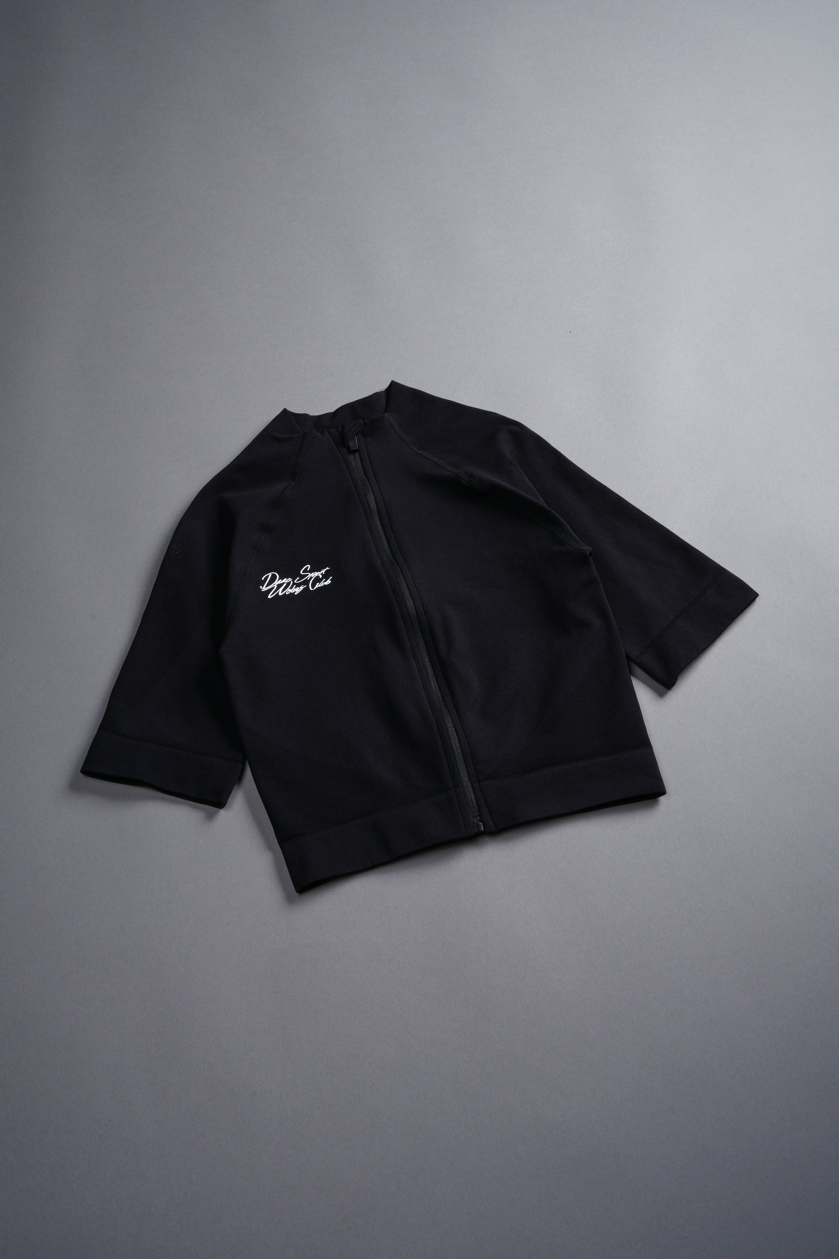 Written In Stone "Everson Seamless" Yasmin S/S Zip Top in Black — imagem 10