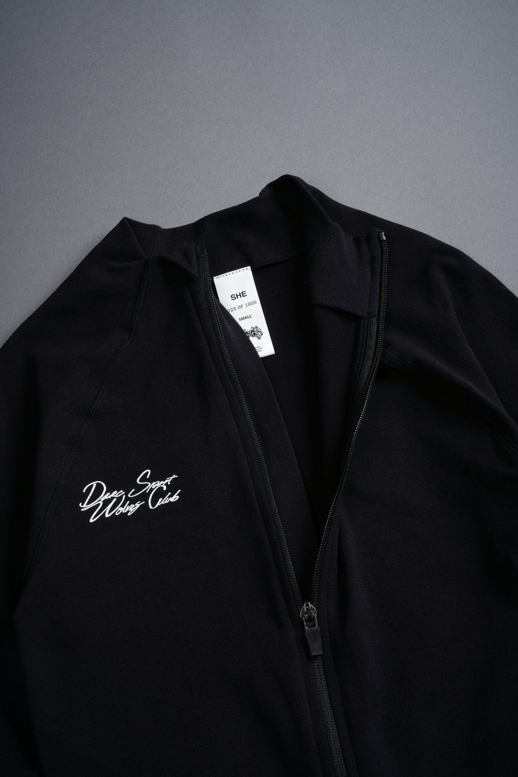 Written In Stone "Everson Seamless" Yasmin S/S Zip Top in Black — imagem 6