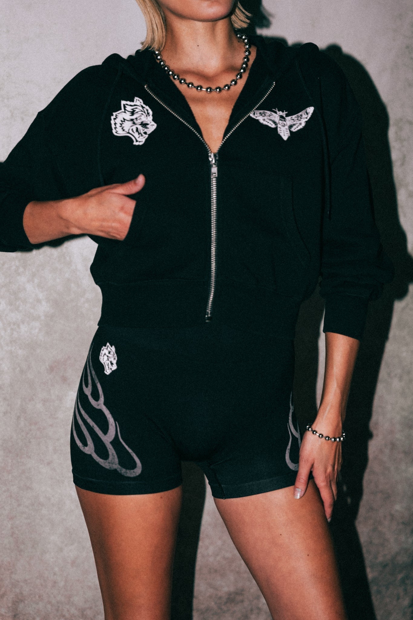 Single Wolf "Sage" Cropped Zip Hoodie in Black — imagem 1