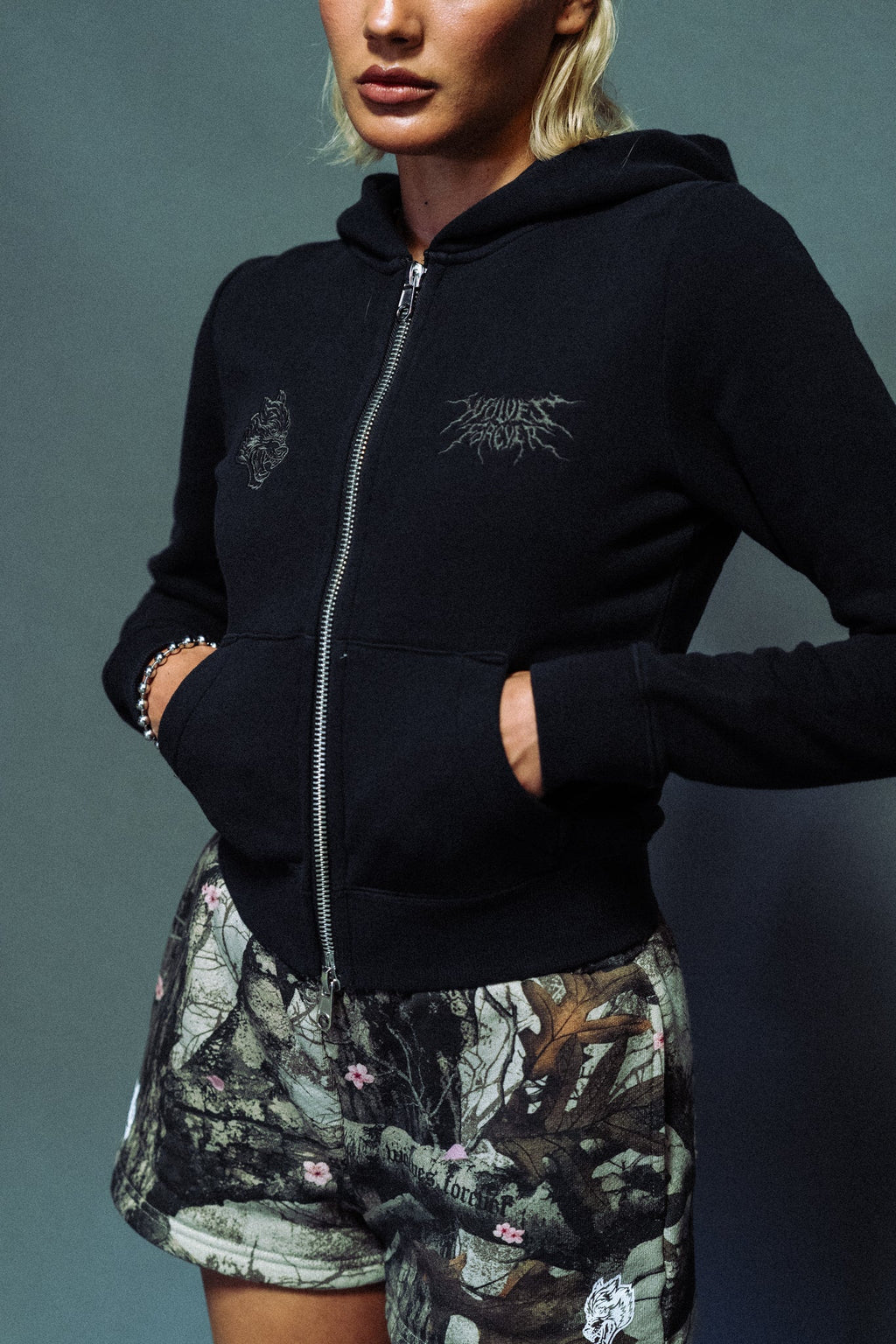 Moth Kanji "Iris" Zip Up Hoodie in Black — imagem 1
