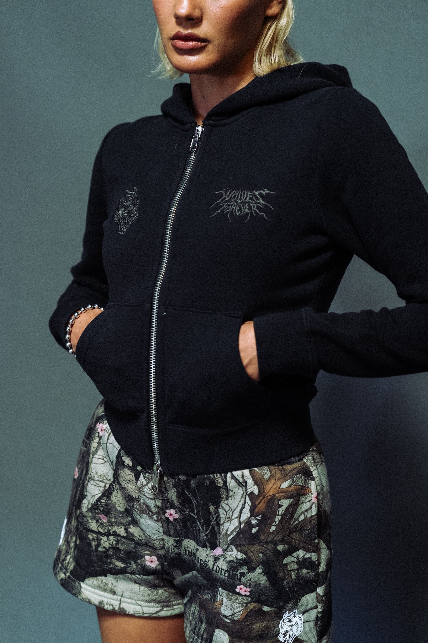 Moth Kanji "Iris" Zip Up Hoodie in Black — imagem 1