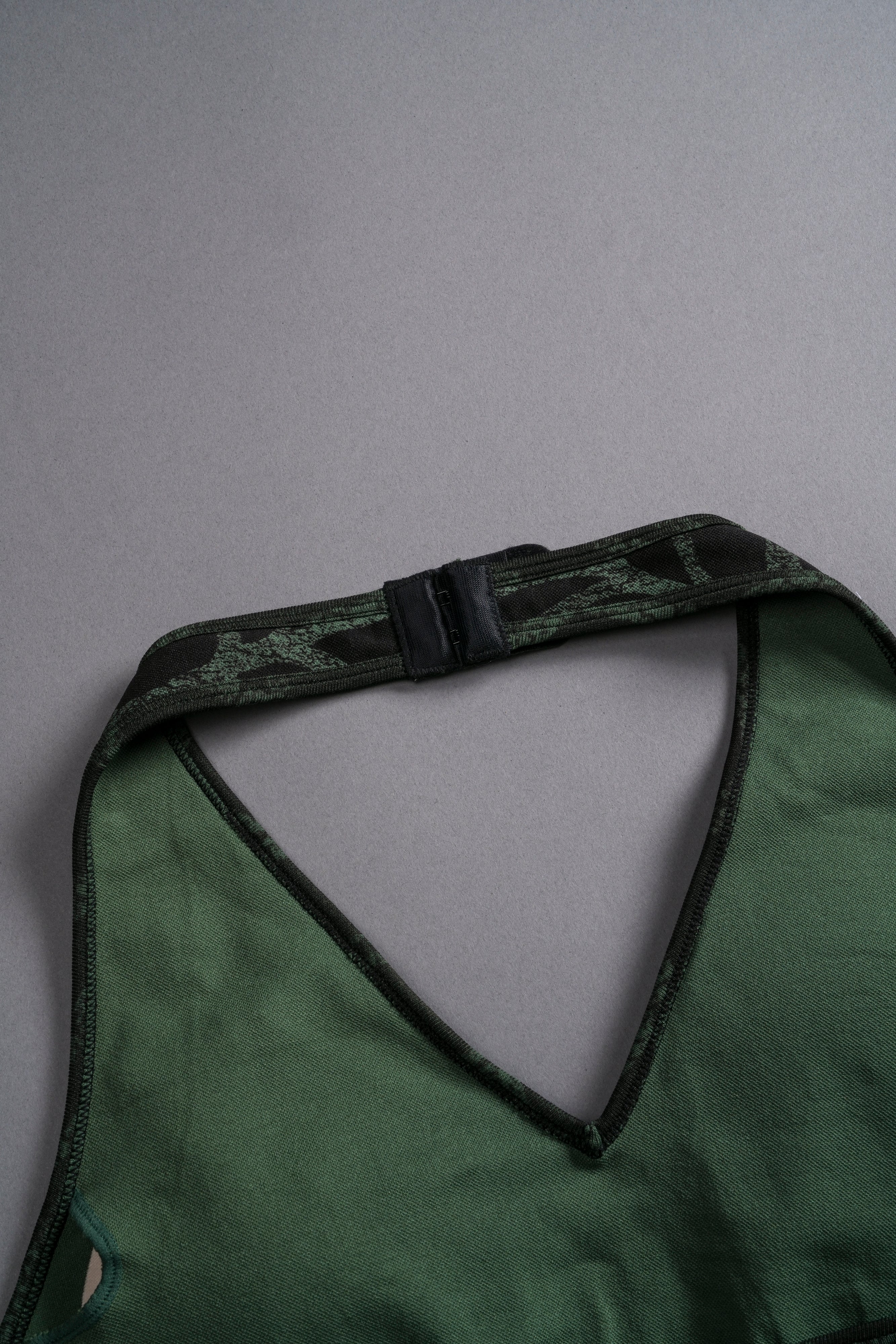 Single Wolf "Everson Seamless" Halter Bra in Black/Green Symbiote Web — imagem 7