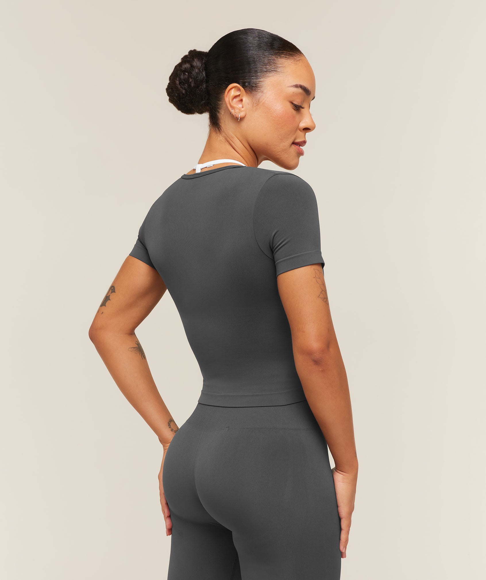 Everyday Seamless Tight Fit Crew Neck Tee - Grey — imagem 3