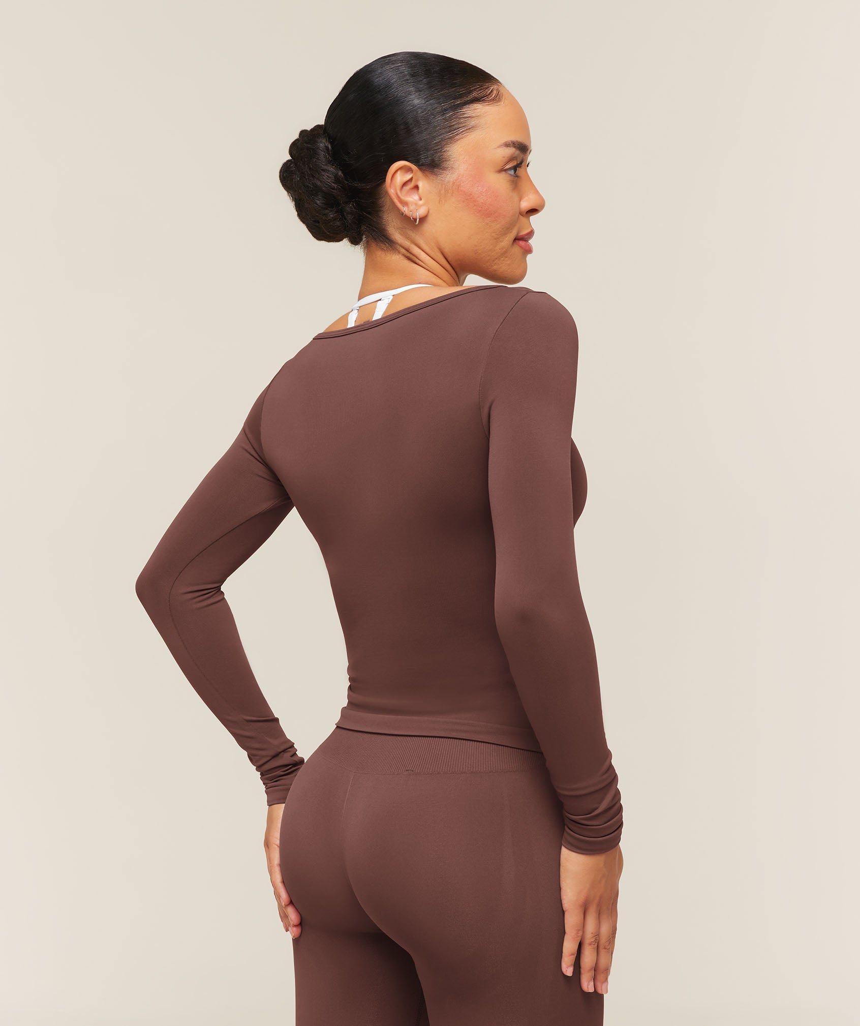 Everyday Seamless Wide Neck Long Sleeve Top - Espresso Brown — imagem 3