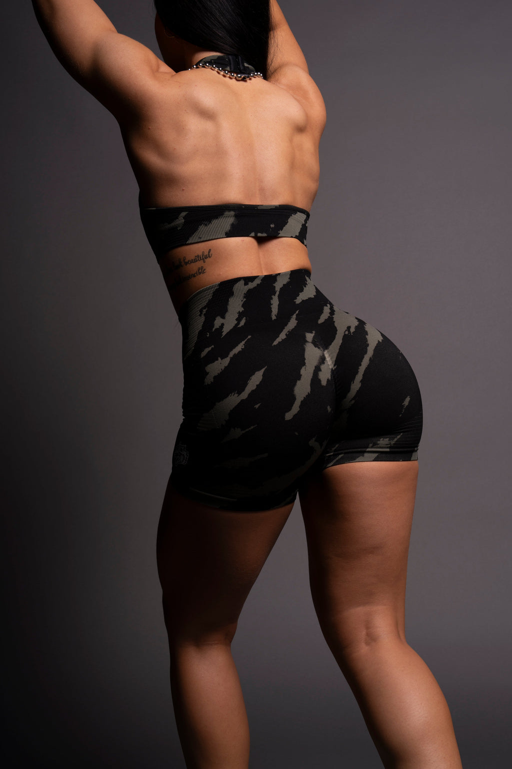 Wolves Forever Everson Seamless "Valencourt" Shorts in Pine Green/Black Native Camo — imagem 5