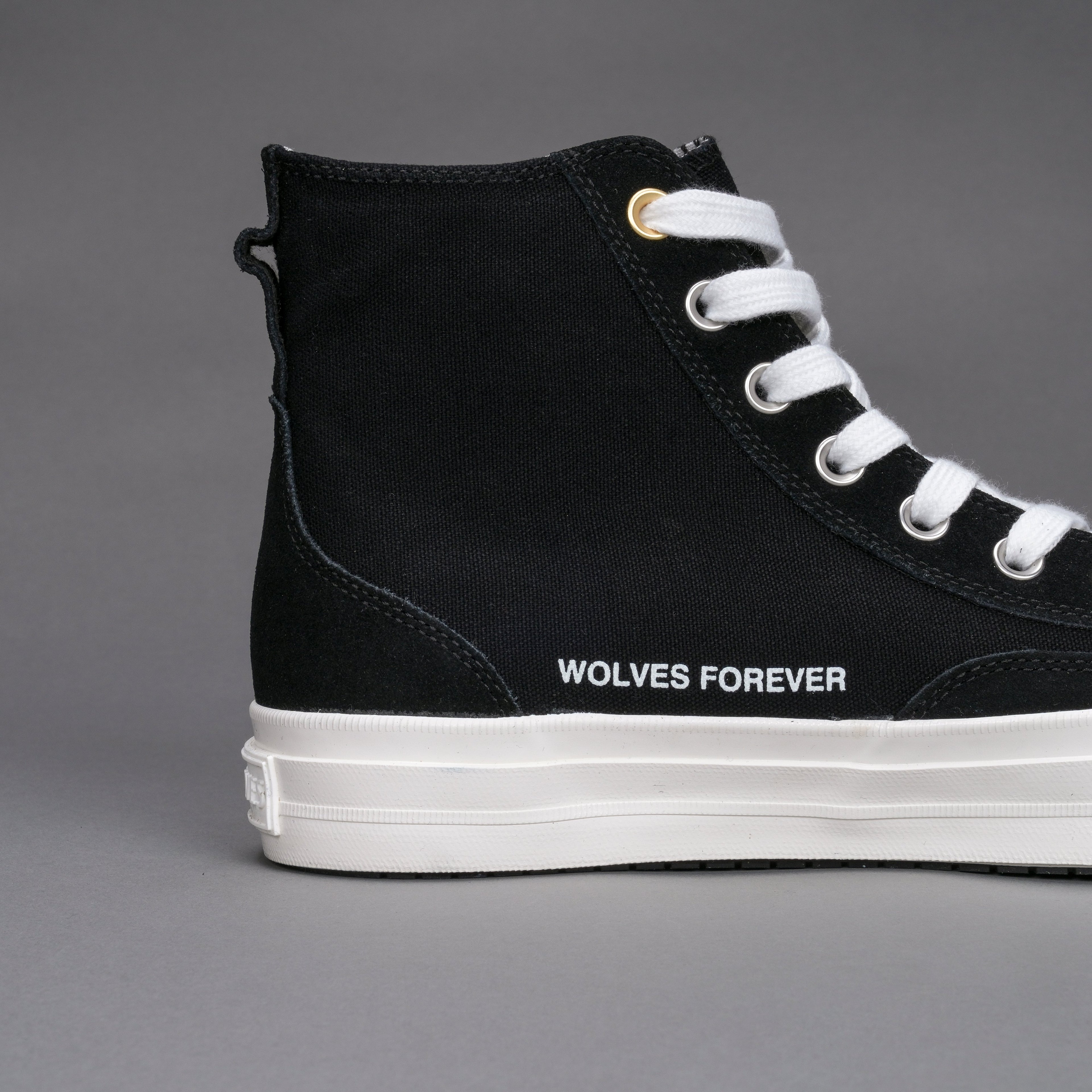Wolves Forever Sueded Walk 1-DIOS High Top Shoe in Black — imagem 6