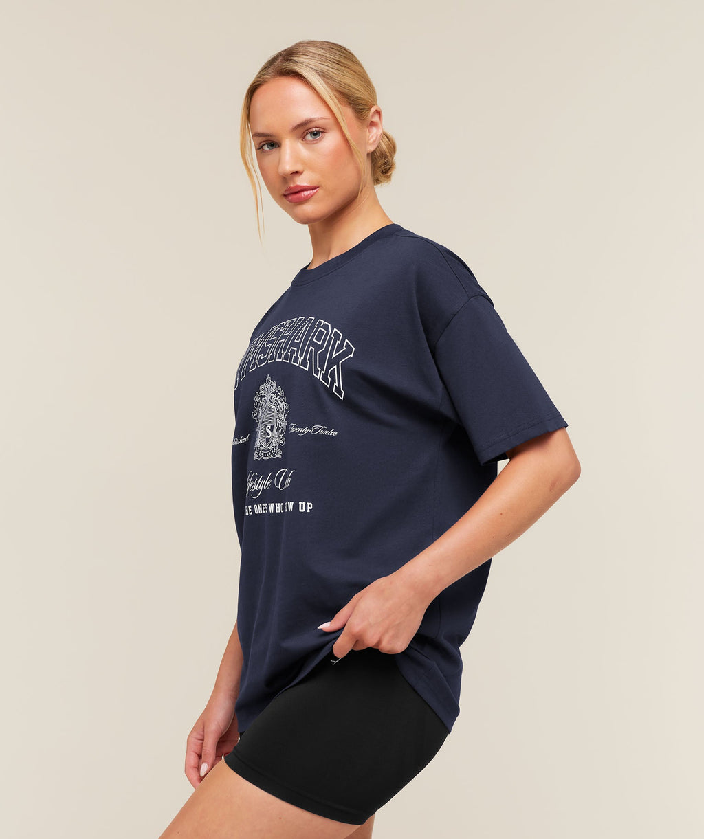 College Crest Graphic T-Shirt - Heavy Blue — imagem 3