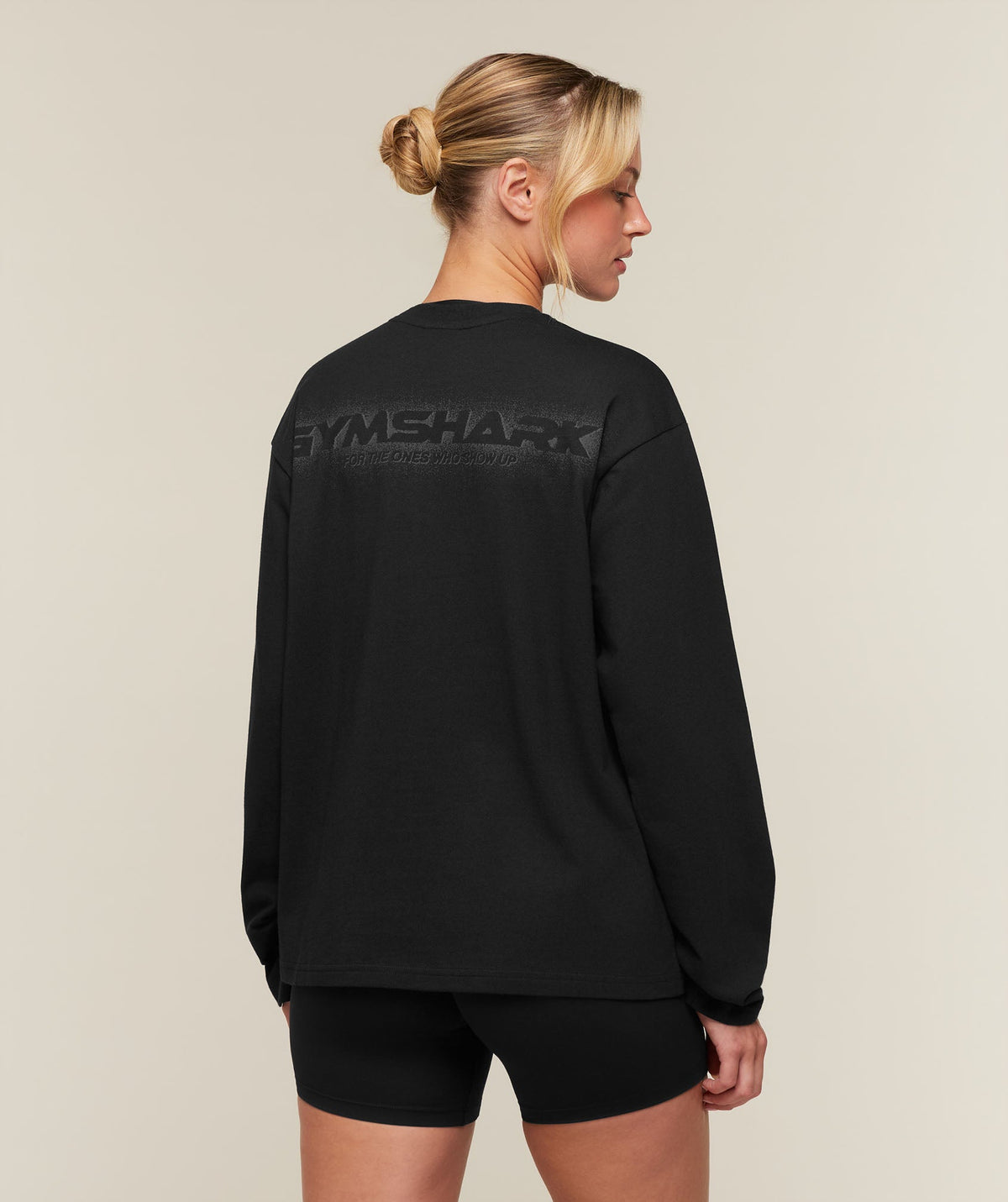 For The Ones Who Show Up Graphic Long Sleeve Top - Black — imagem 2