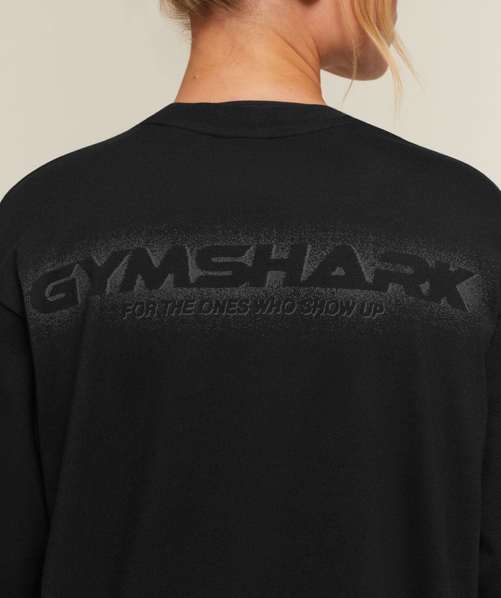 For The Ones Who Show Up Graphic Long Sleeve Top - Black — imagem 5