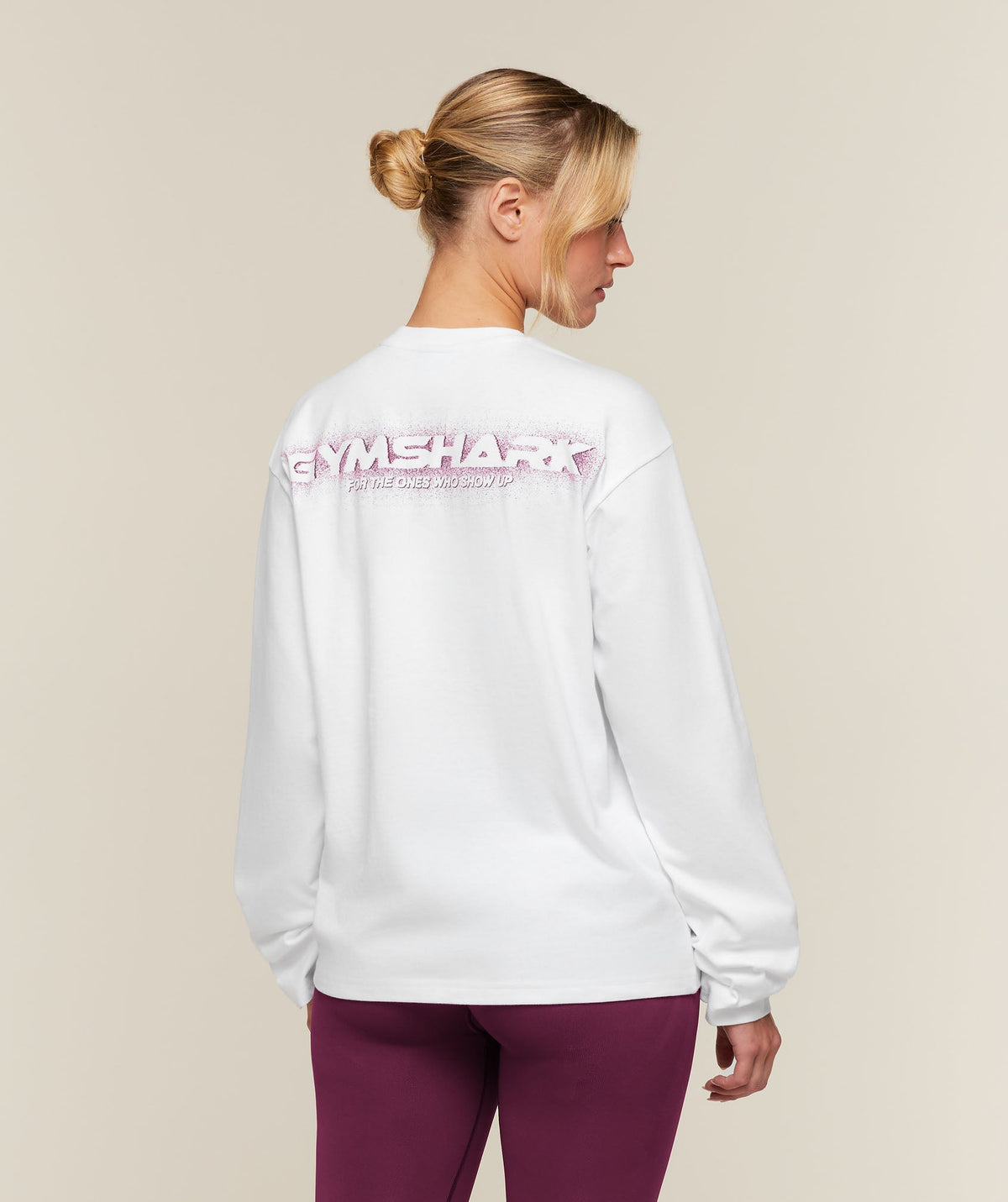 For The Ones Who Show Up Graphic Long Sleeve Top - White — imagem 2