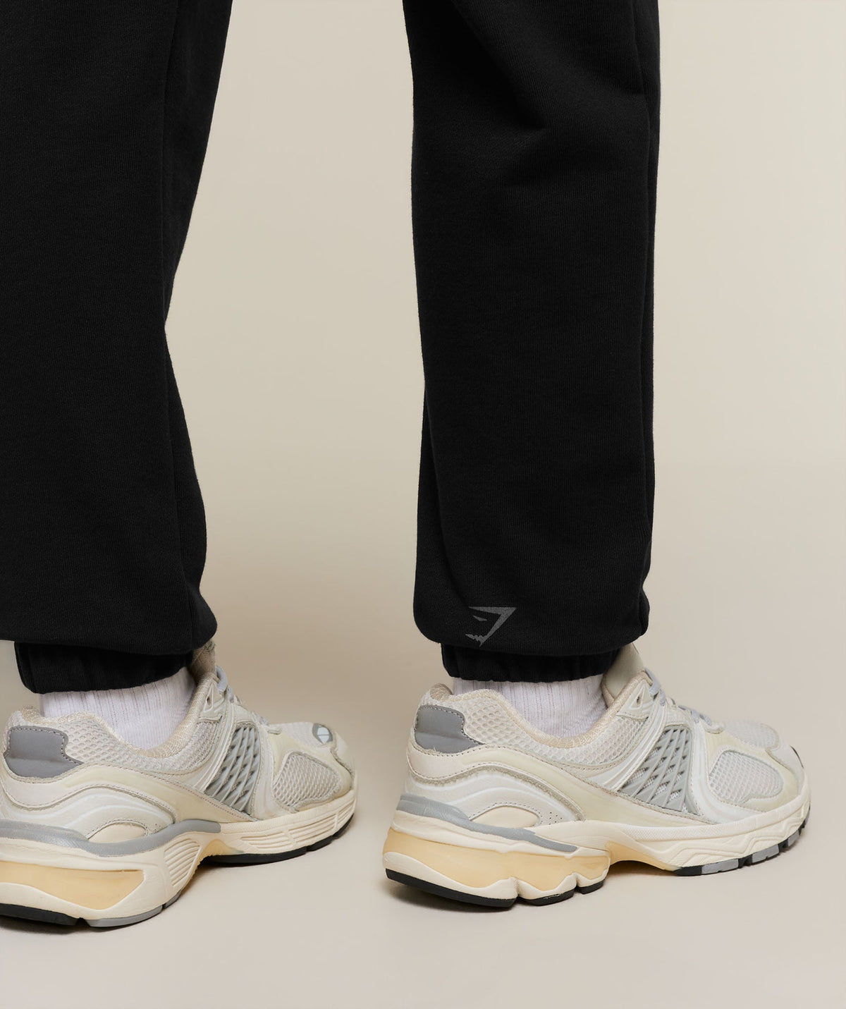 For the Ones Who Show Up Graphic Joggers - Black — imagem 5