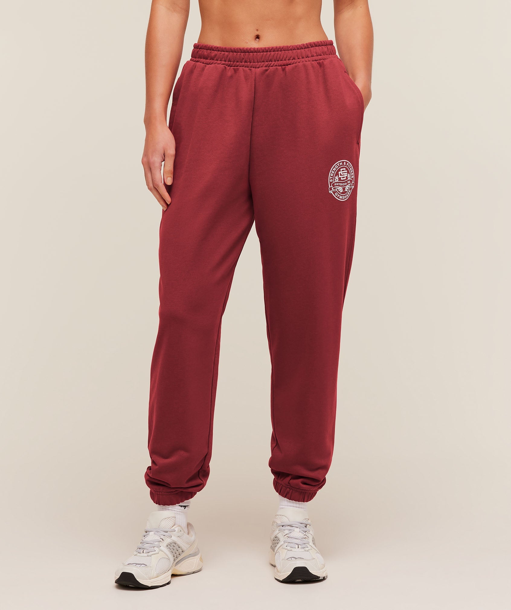 Strength and Fitness Crest Graphic Joggers - Athletic Burgundy — imagem 1