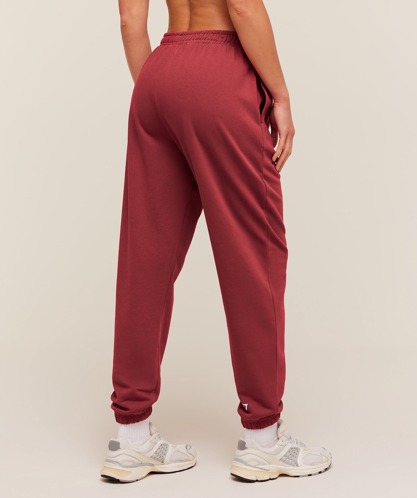 Strength and Fitness Crest Graphic Joggers - Athletic Burgundy — imagem 2