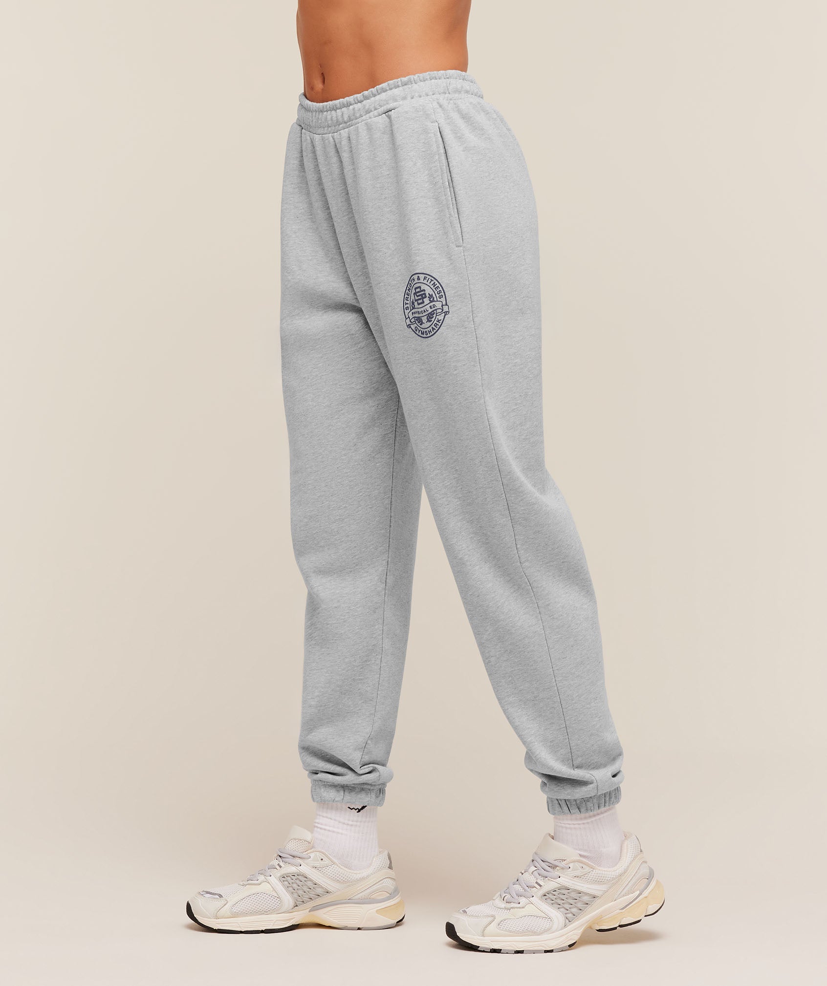Strength and Fitness Crest Graphic Joggers - Light Grey Core Marl — imagem 3
