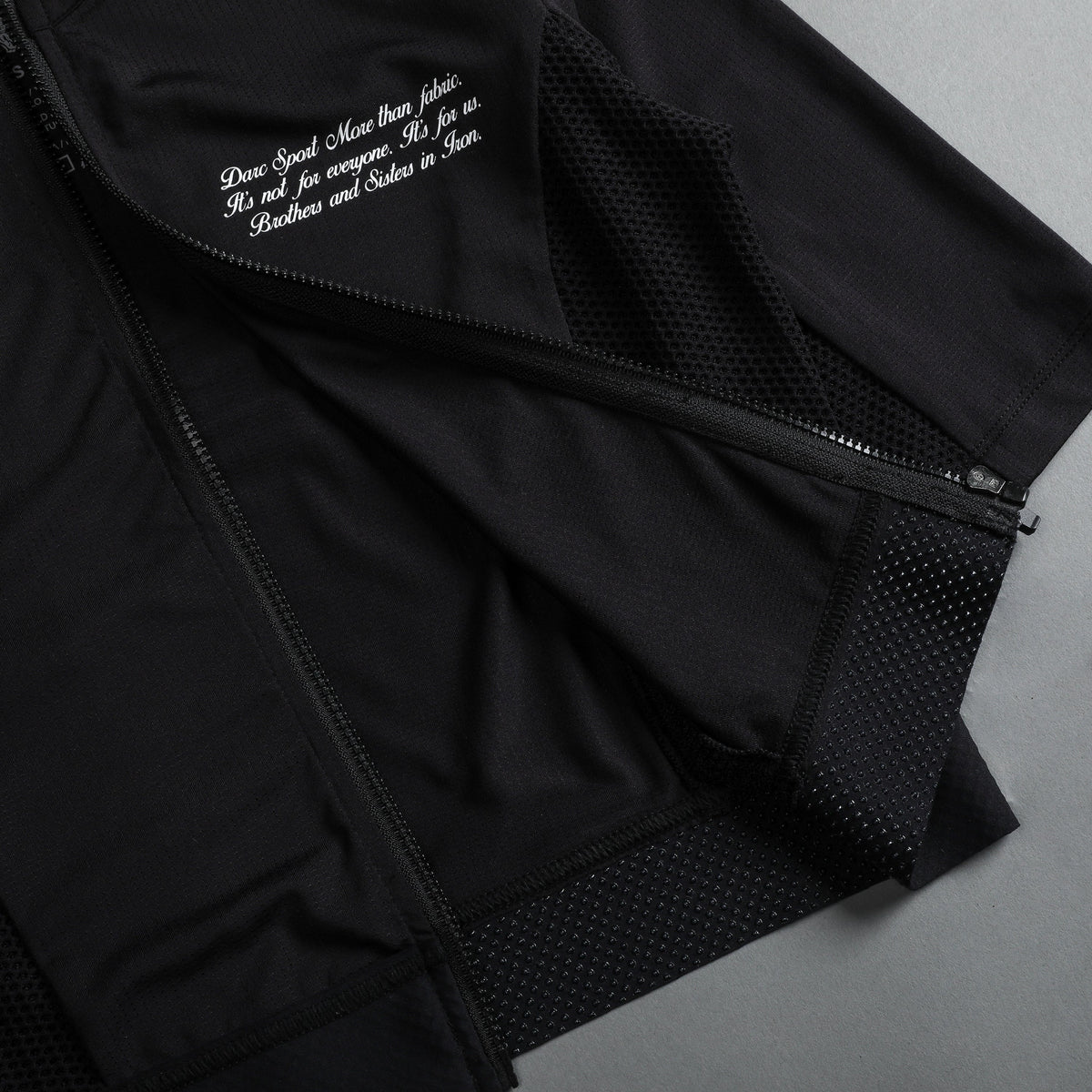 She Loyalty Armor Cycling Jersey in Black - imagem 9