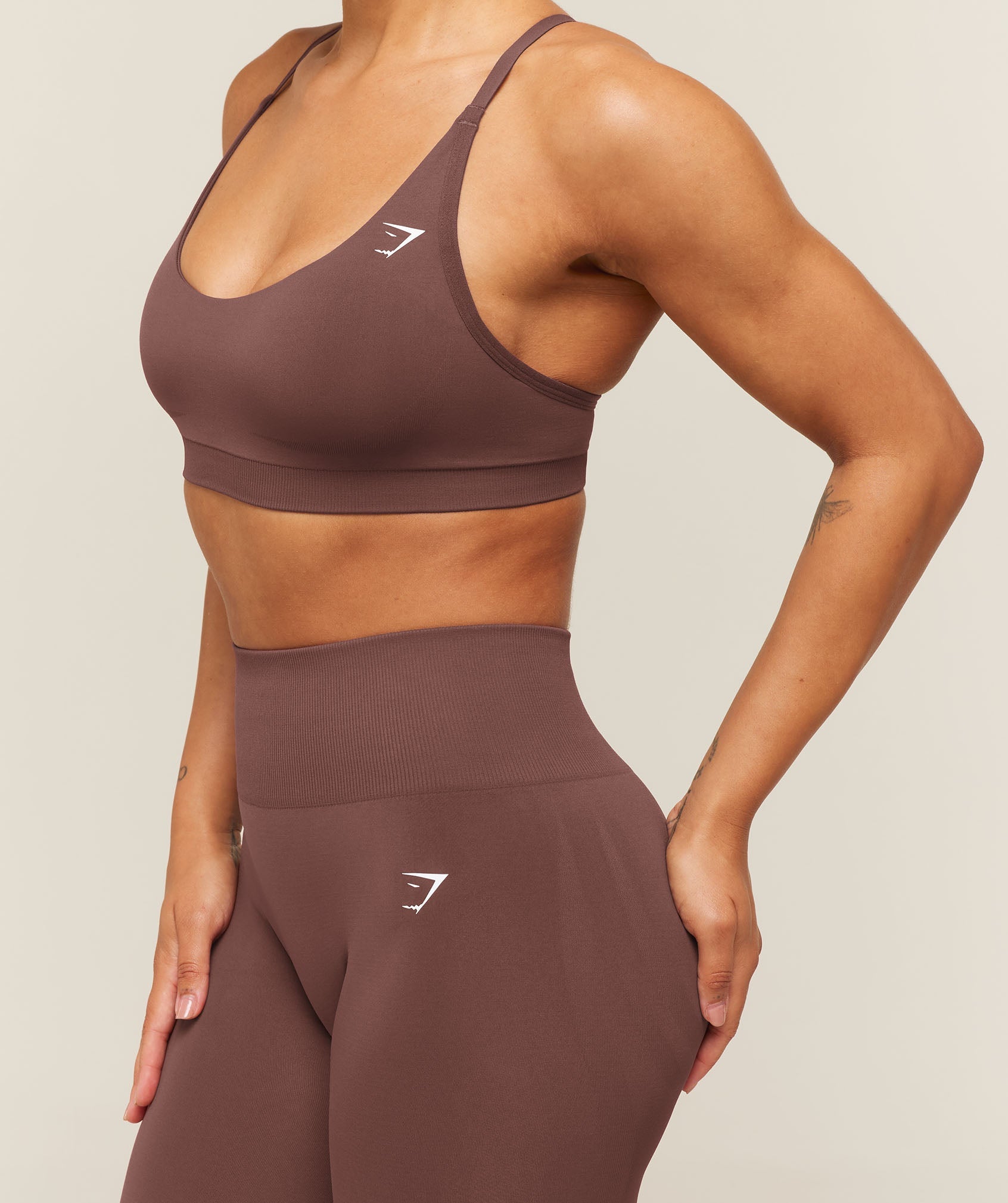 Everyday Seamless Racerback Sports Bra - Espresso Brown — imagem 3