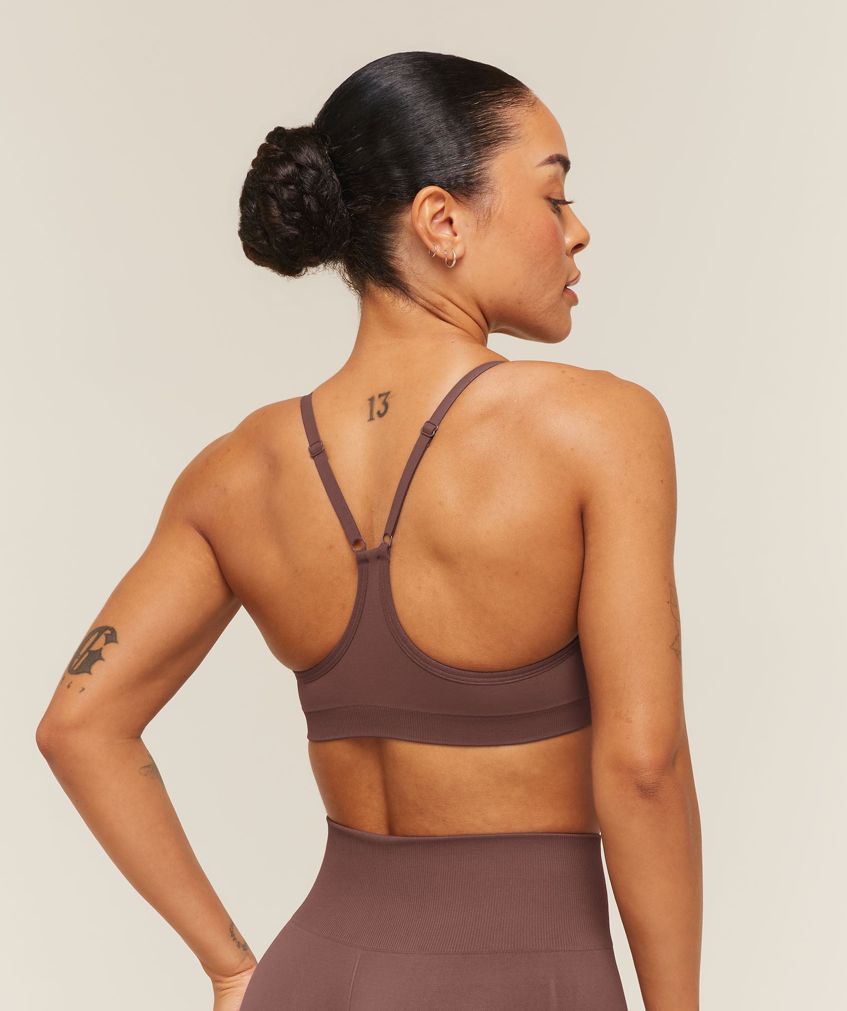 Everyday Seamless Racerback Sports Bra - Espresso Brown — imagem 2