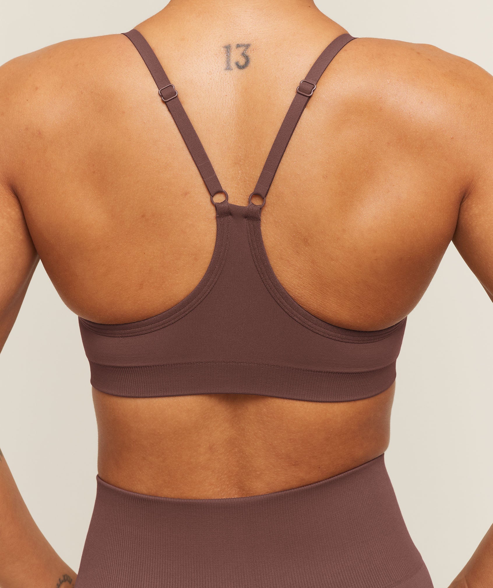 Everyday Seamless Racerback Sports Bra - Espresso Brown — imagem 6