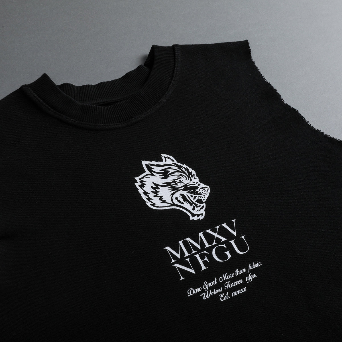 She MMXV NFGU Muscle London (Cropped) Crewneck in Vintage Black - imagem 5