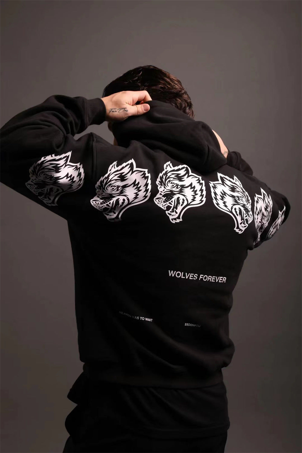 CLASSIC WOLVES BLACK AND WHITE HOODIE