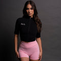 Written In Stone "Everson Seamless" Yasmin S/S Zip Top in Black — imagem 1