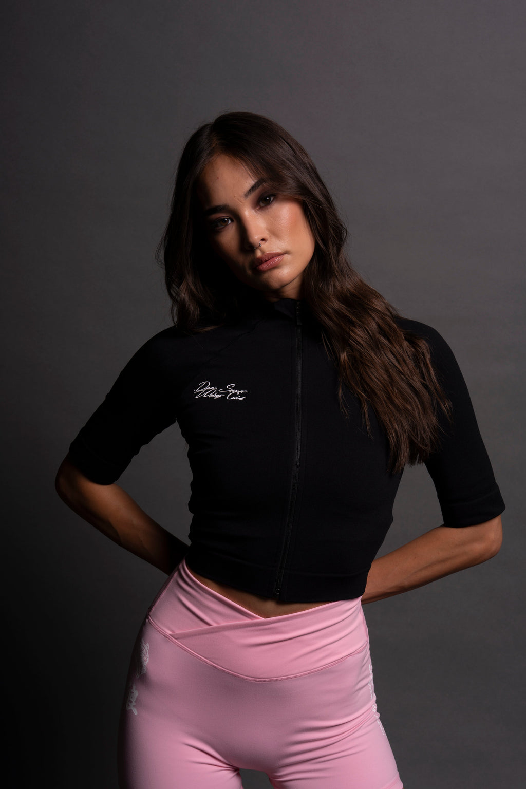 Written In Stone "Everson Seamless" Yasmin S/S Zip Top in Black — imagem 9