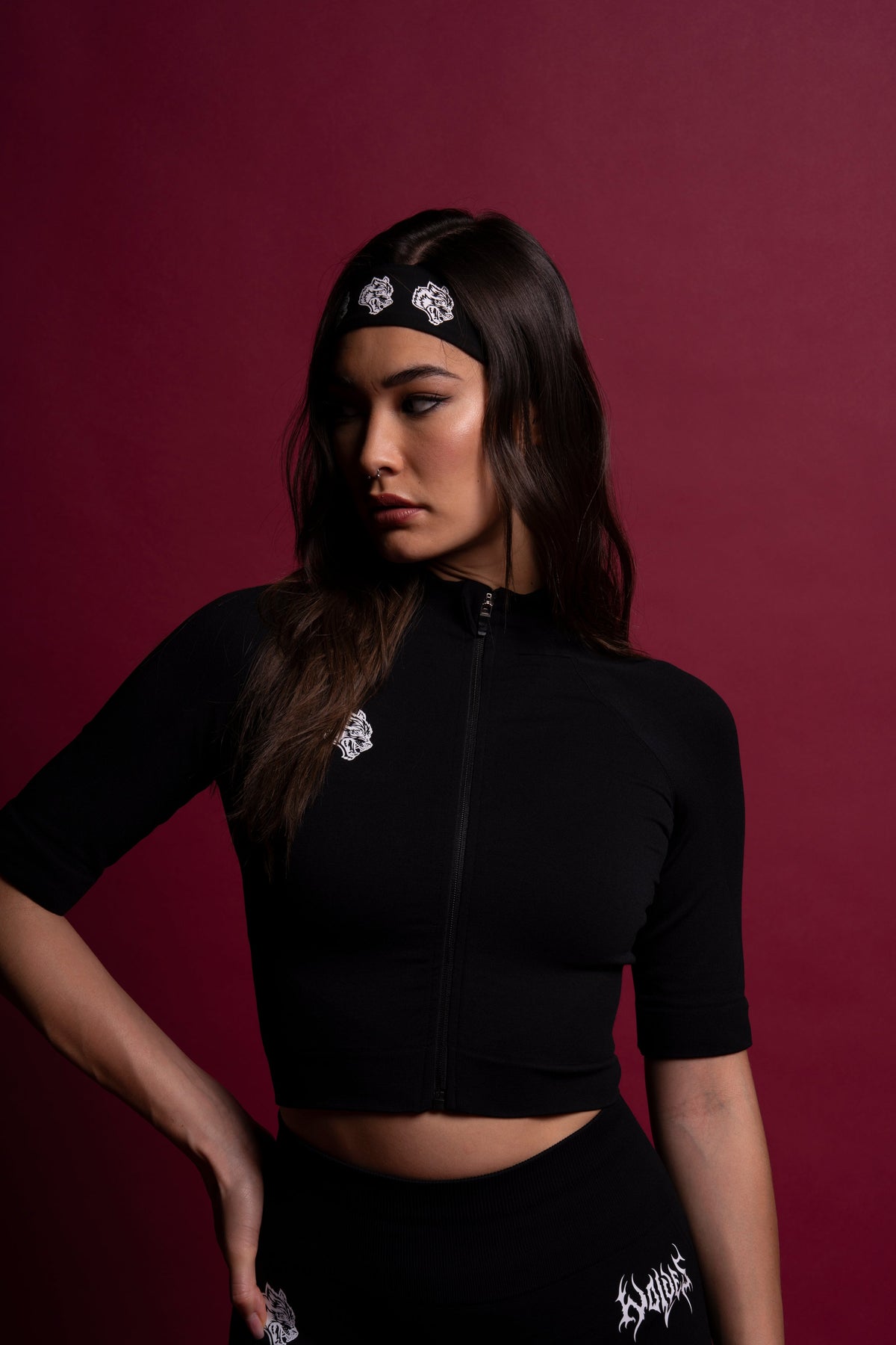 Single Wolf "Everson Seamless" Yasmin S/S Zip Top in Black - imagem 9