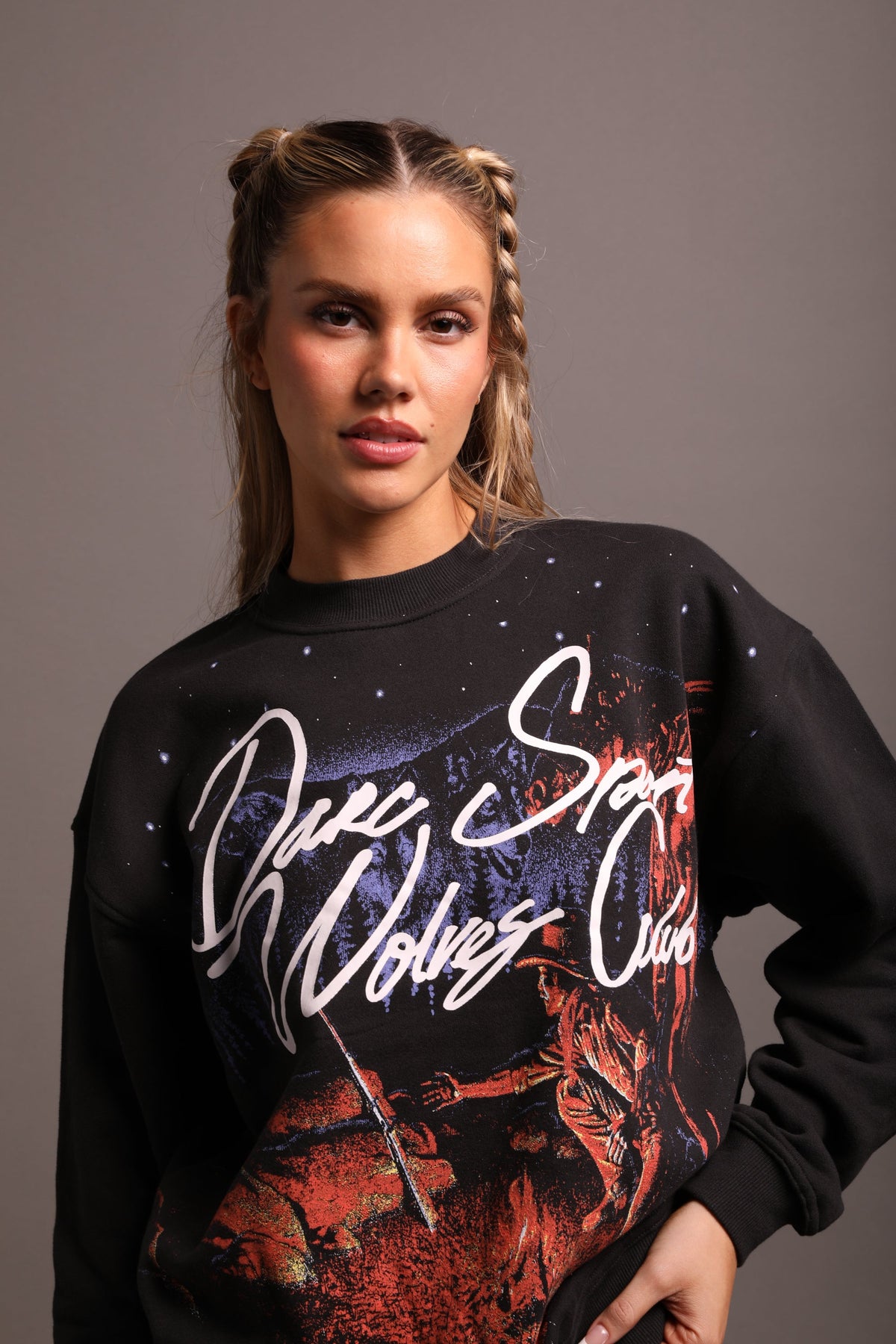 She The Hardest Climb "Vintage London" Crewneck in Charcoal - imagem 7