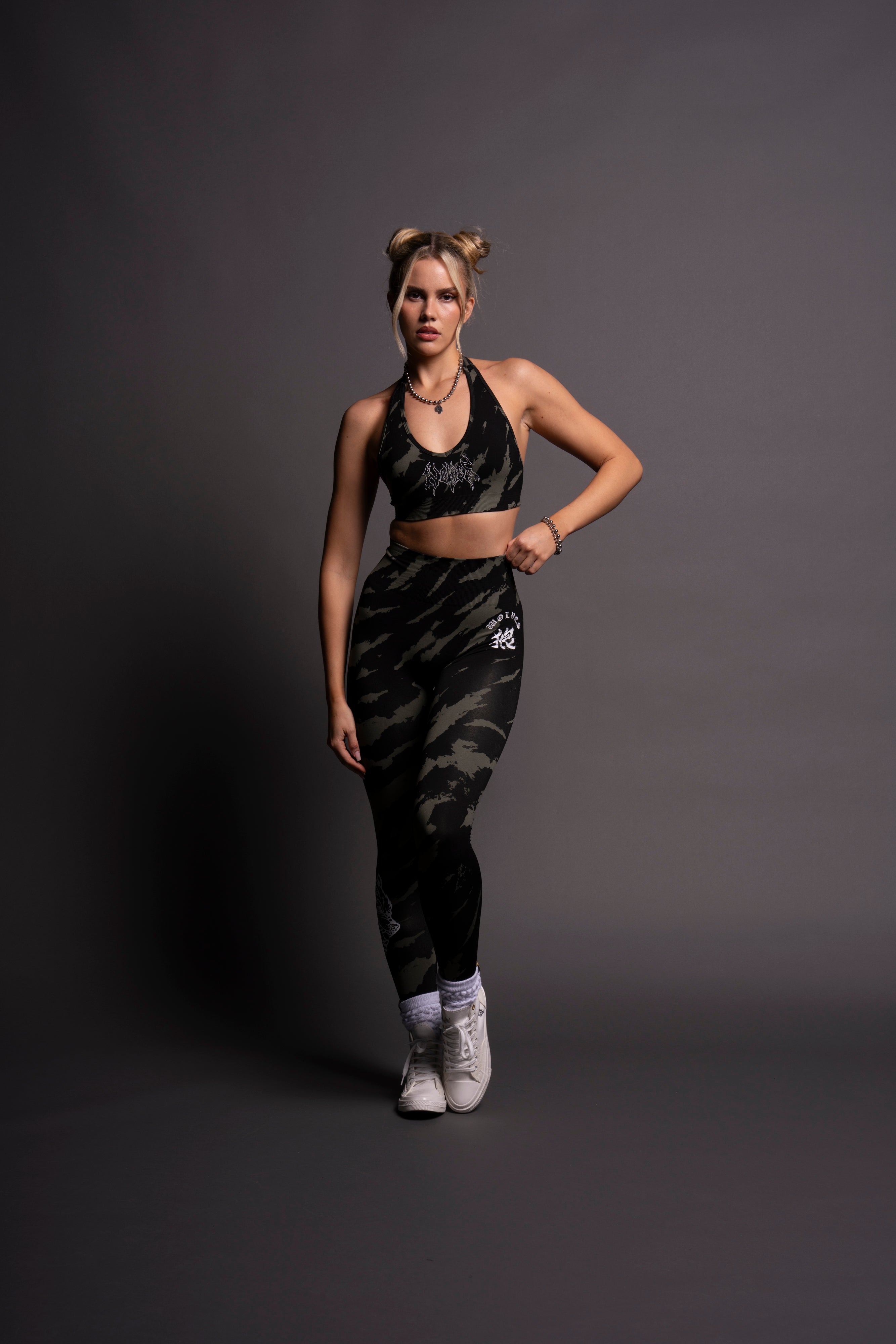 Why Wait "Everson Seamless" Valencourt Halter Bra in Pine Green/Black Native Camo — imagem 5