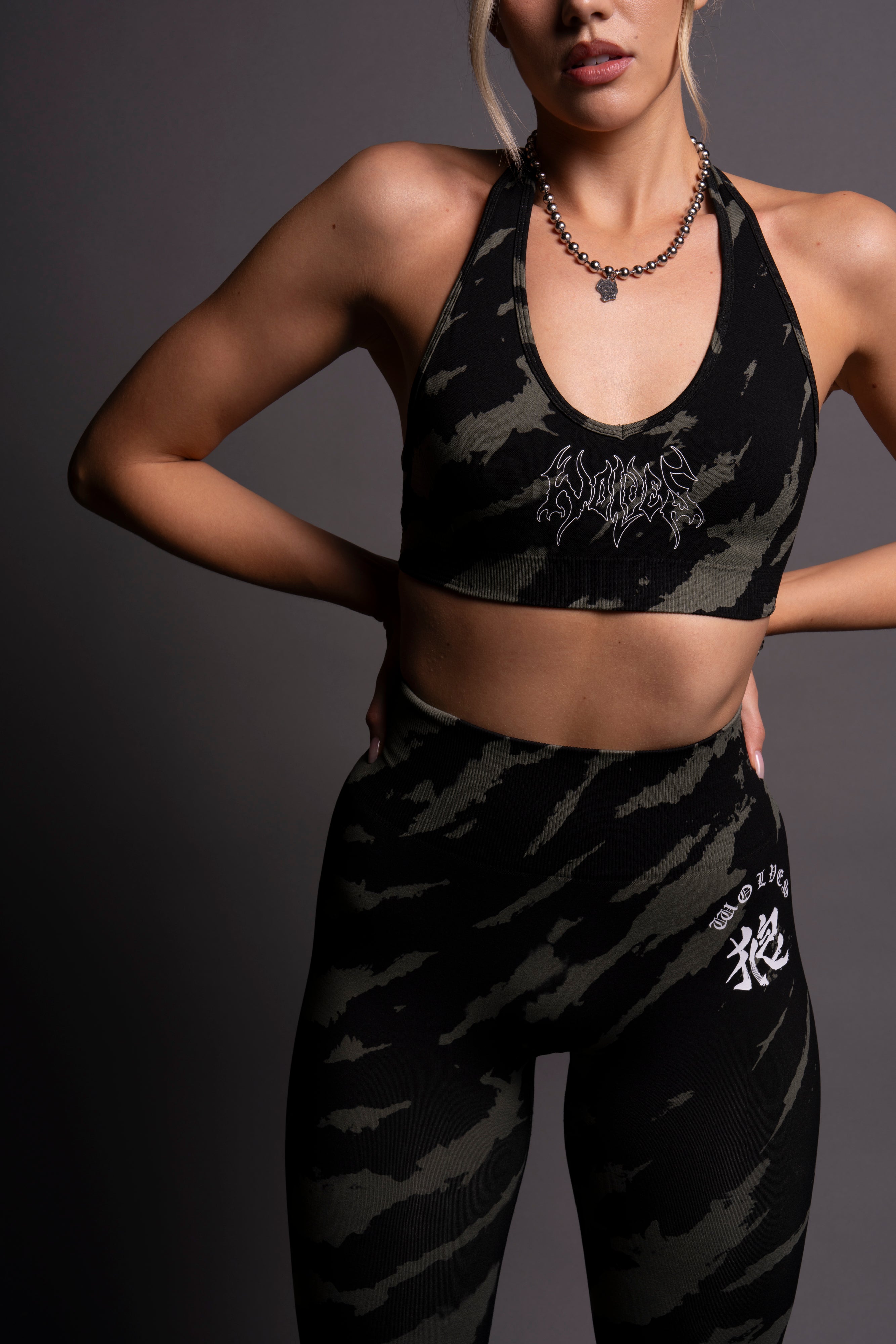Why Wait "Everson Seamless" Valencourt Halter Bra in Pine Green/Black Native Camo — imagem 7