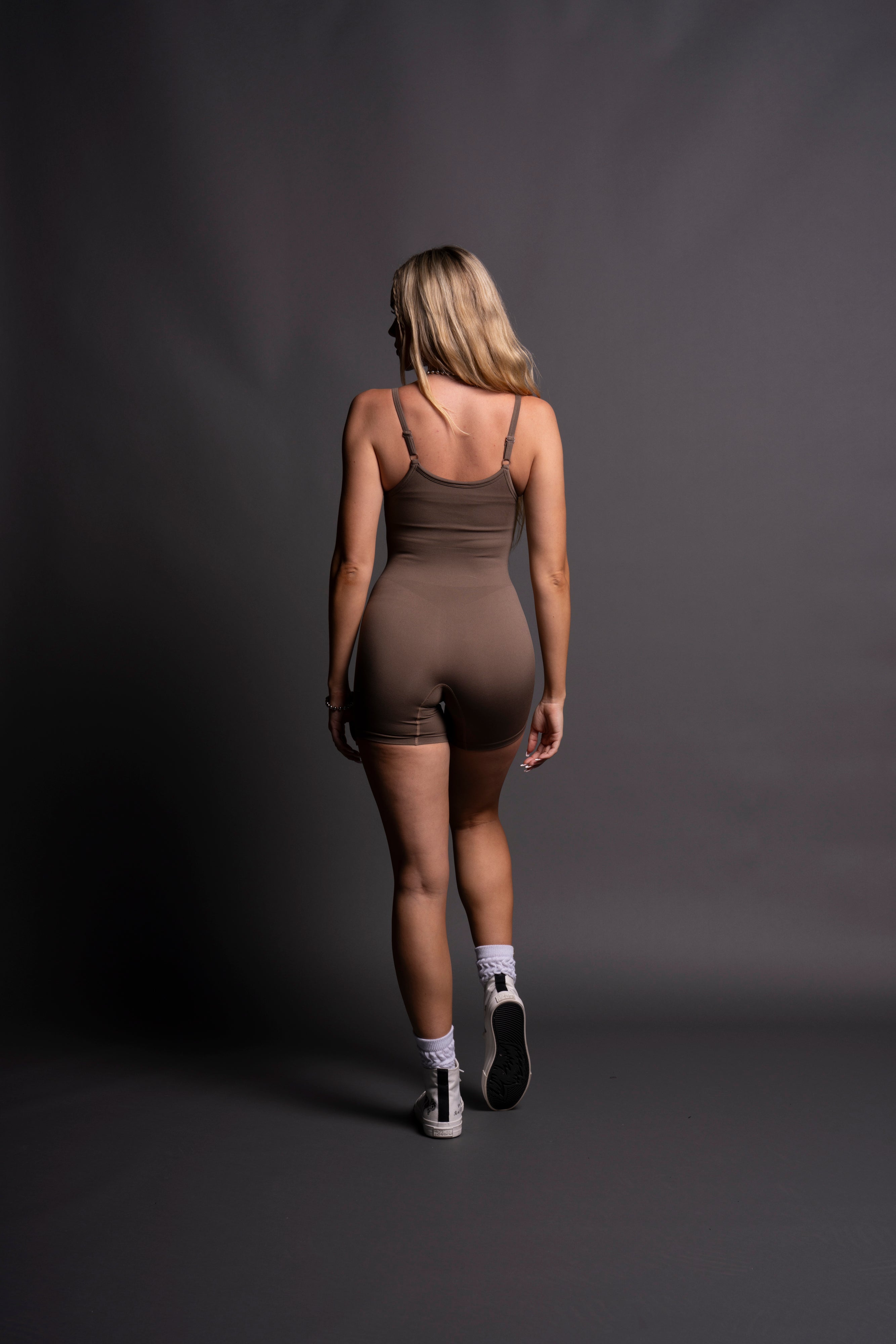 Western Wolves Sonya Seamless Bodysuit in Mojave Brown — imagem 7