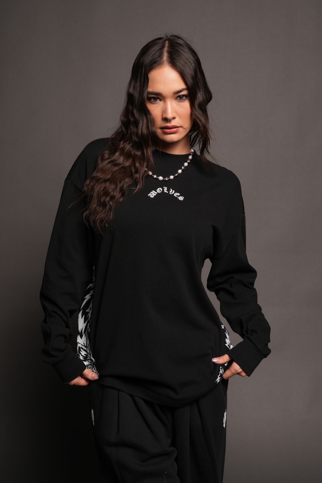 She Wolf Pack Premium Ls Tee In Black - imagem 1