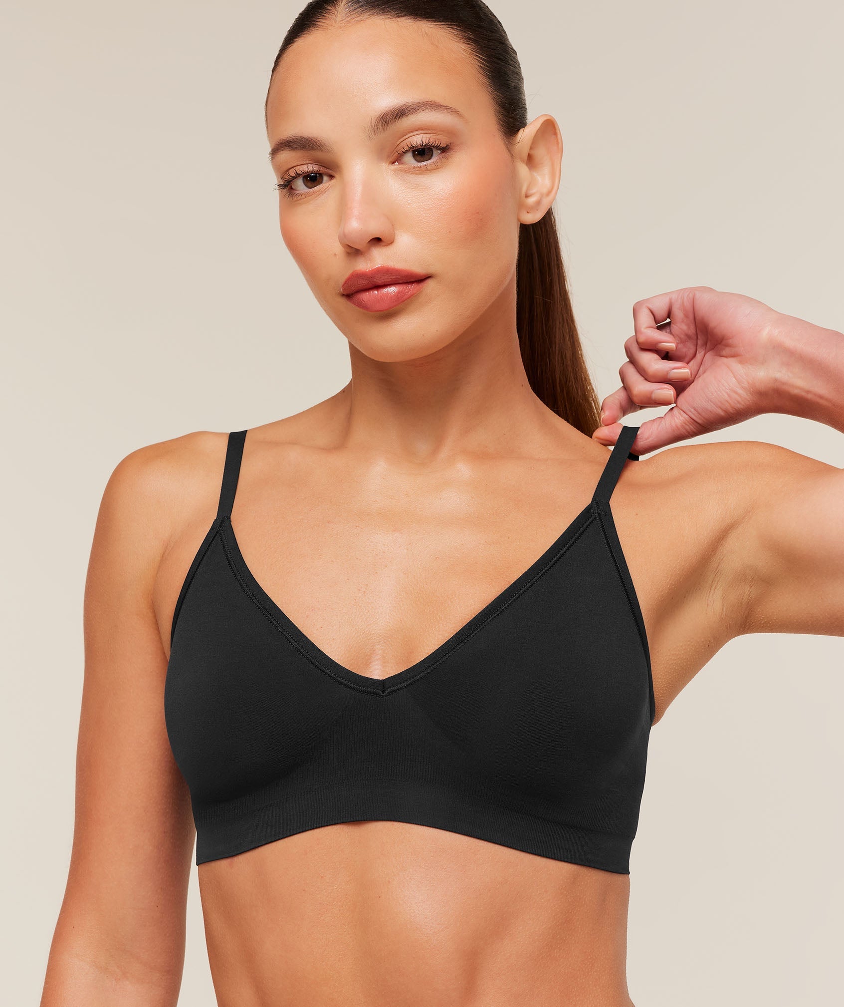 FeatherForm V-Neck Bralette - Black — imagem 6