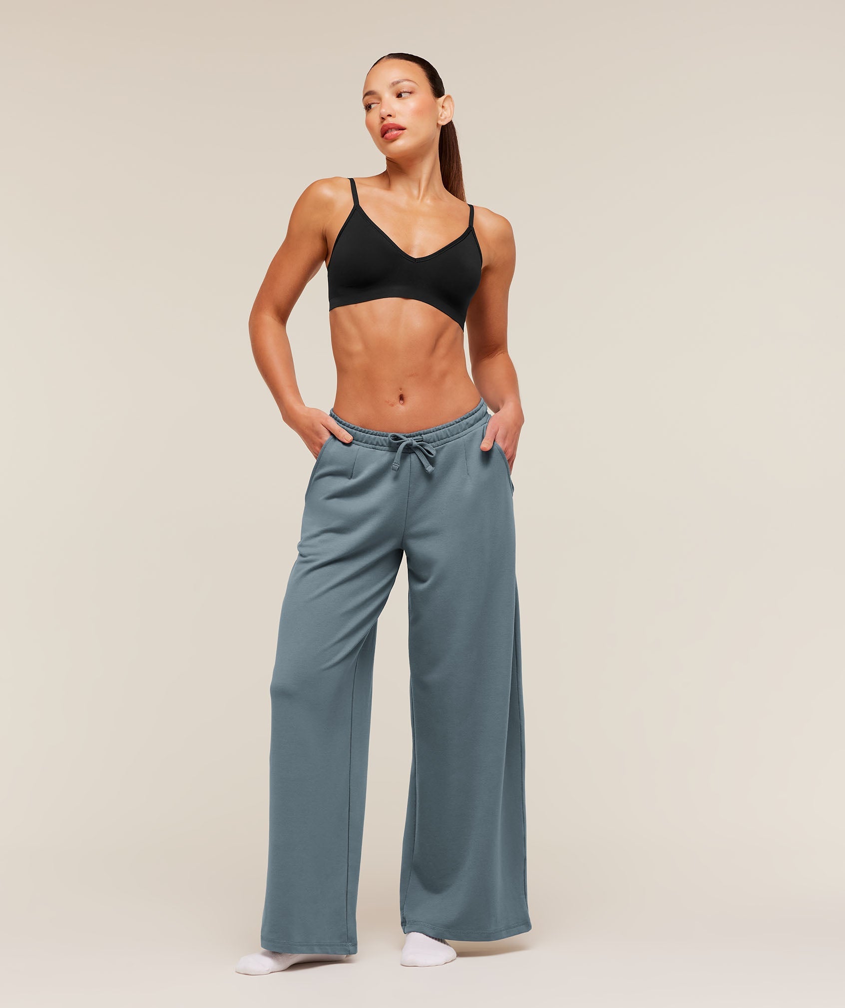 FeatherForm V-Neck Bralette - Black — imagem 4