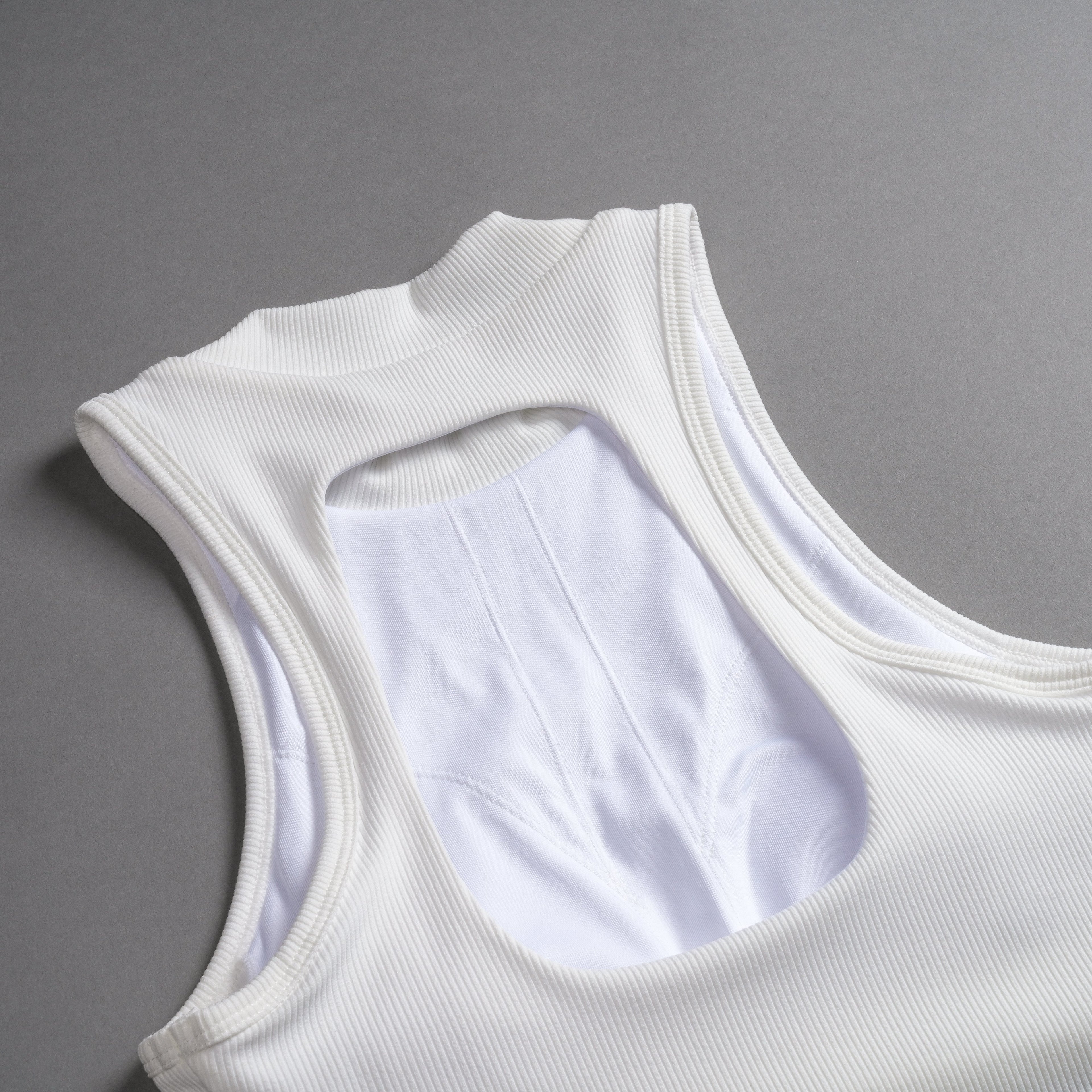 Chopper Romy Mockneck Ribbed Tank in White — imagem 10