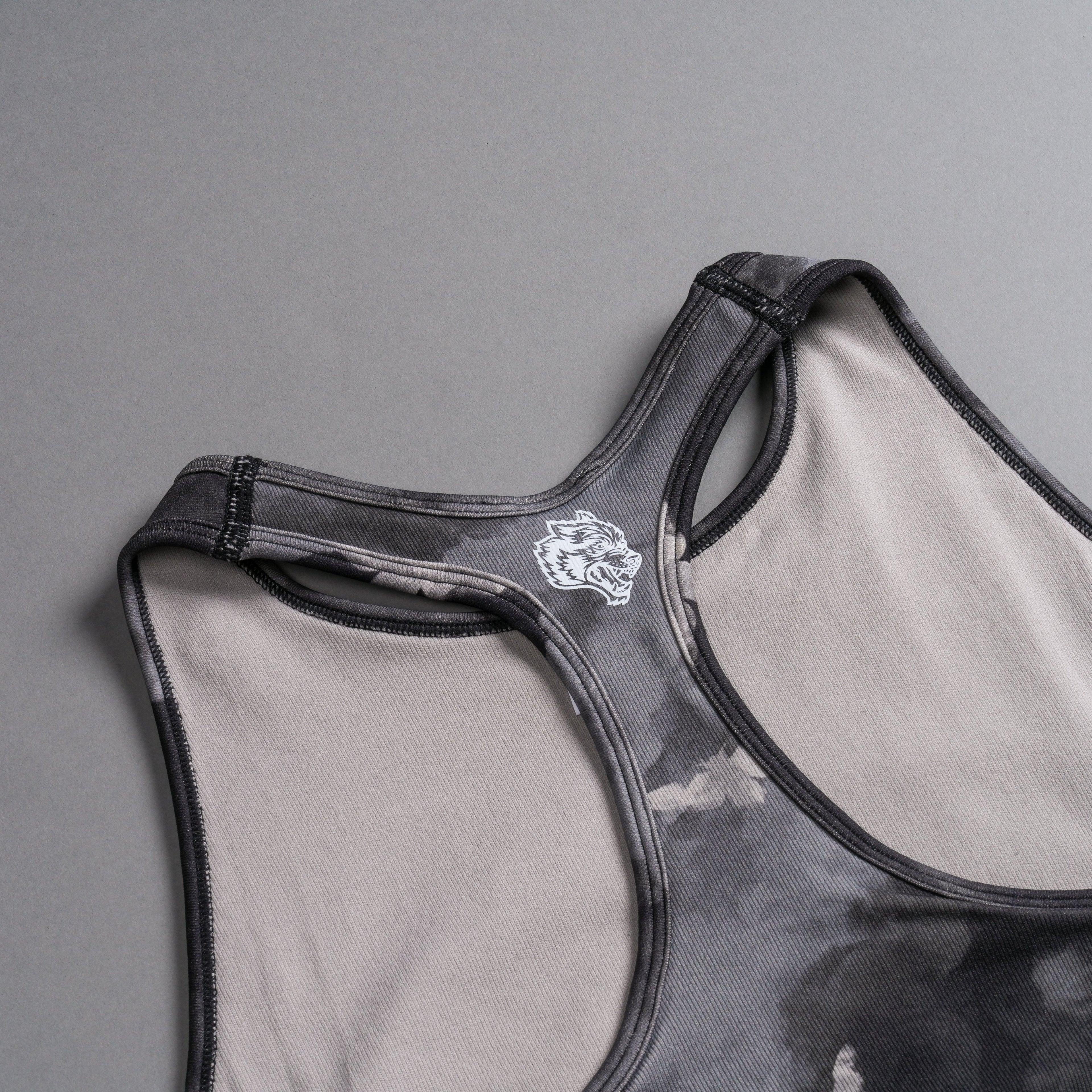 Stairs "Everson Seamless" Racerback Tank in Black Death Moth Ghost Clouds — imagem 9