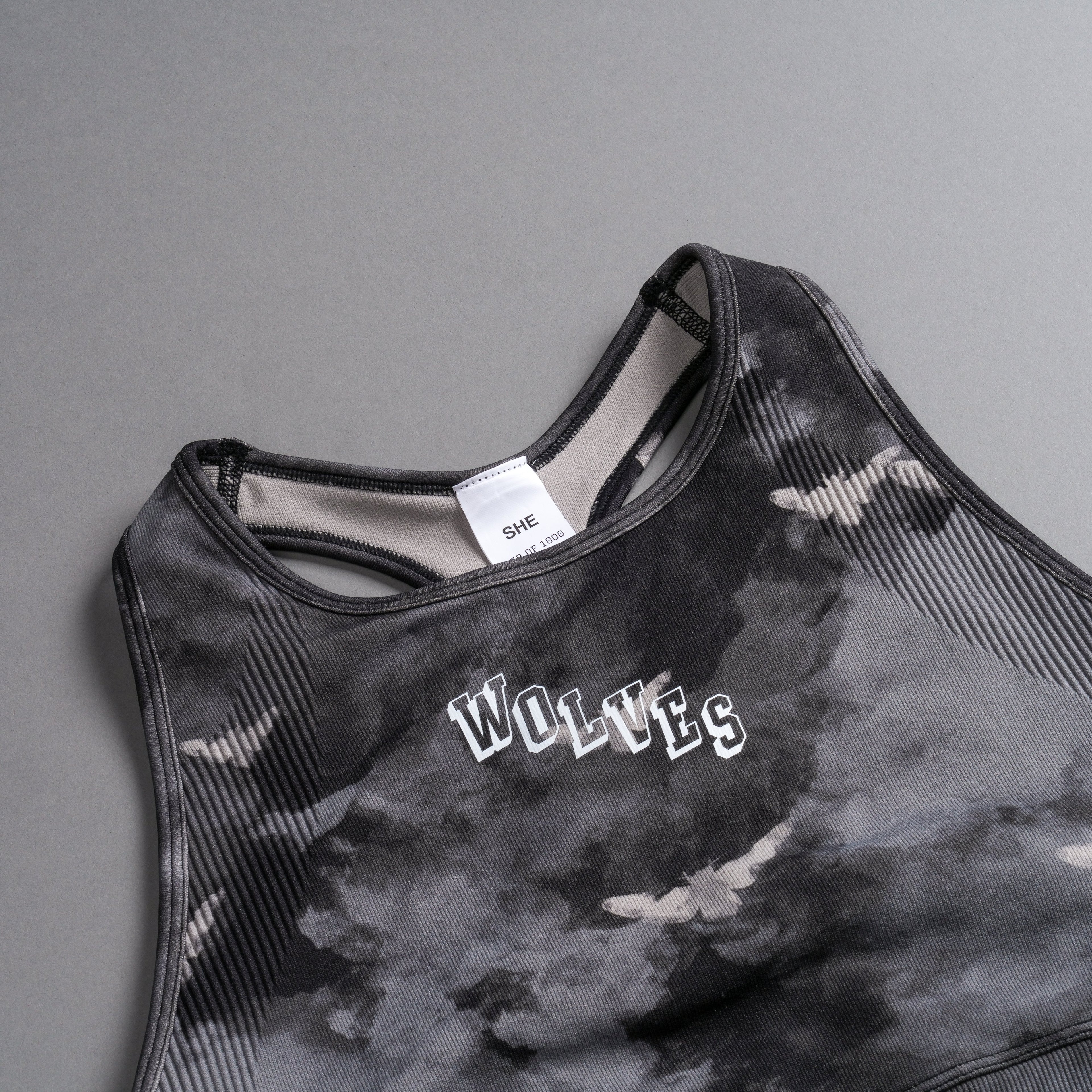 Stairs "Everson Seamless" Racerback Tank in Black Death Moth Ghost Clouds — imagem 8